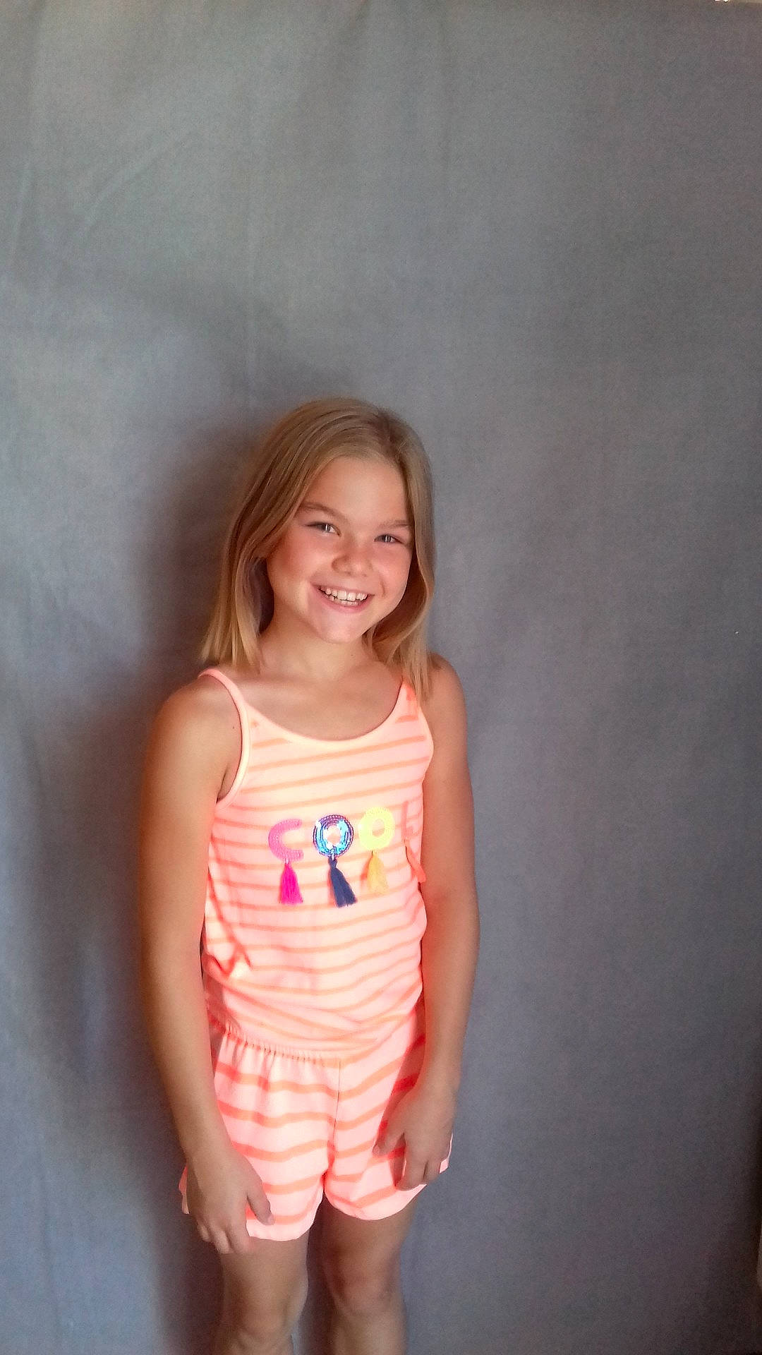 Angie a rejoint le concours — aidez-le/la à gagner de superbes lots ! arm, blond, child, child_model, clothing, finger, girl, hand, human_hair_color, joy, leg, mouth, muscle, person, pink, shorts, shoulder, smile, standing, summer