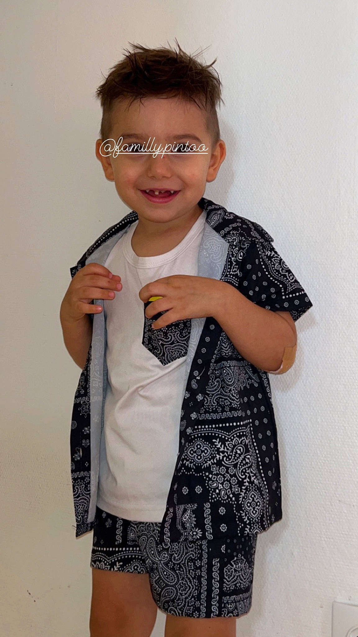 Aaron participe au concours pour gagner de l'argent avec cette photo : arm, baby_toddler_clothing, blazer, collar, denim, dress_shirt, eyewear, face, fashion_design, gesture, glasses, happy, joint, joy, pattern, person, shoulder, sleeve, smile, t_shirt