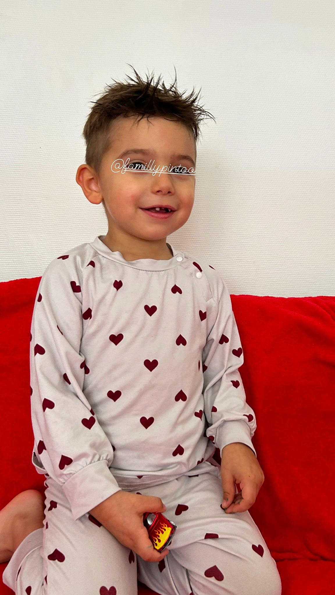 Aaron a rejoint le concours — aidez-le/la à gagner de superbes lots ! baby_toddler_clothing, child, child_model, collar, dress_shirt, eyewear, fashion_design, formal_wear, happy, linens, neck, pattern, person, portrait_photography, sitting, sleeve, smile, t_shirt, tie, toddler