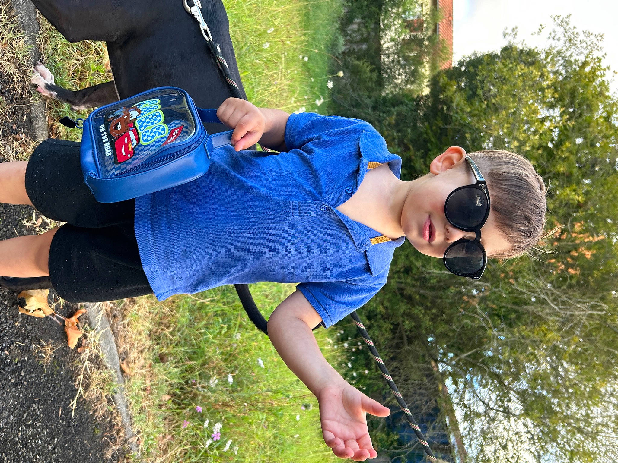 Aaron a rejoint le concours — aidez-le/la à gagner de superbes lots ! cool, denim, elbow, fashion, fun, gesture, goggles, grass, happy, joint, leisure, people_in_nature, person, plant, recreation, sportswear, sunglasses, t_shirt, thigh, tree