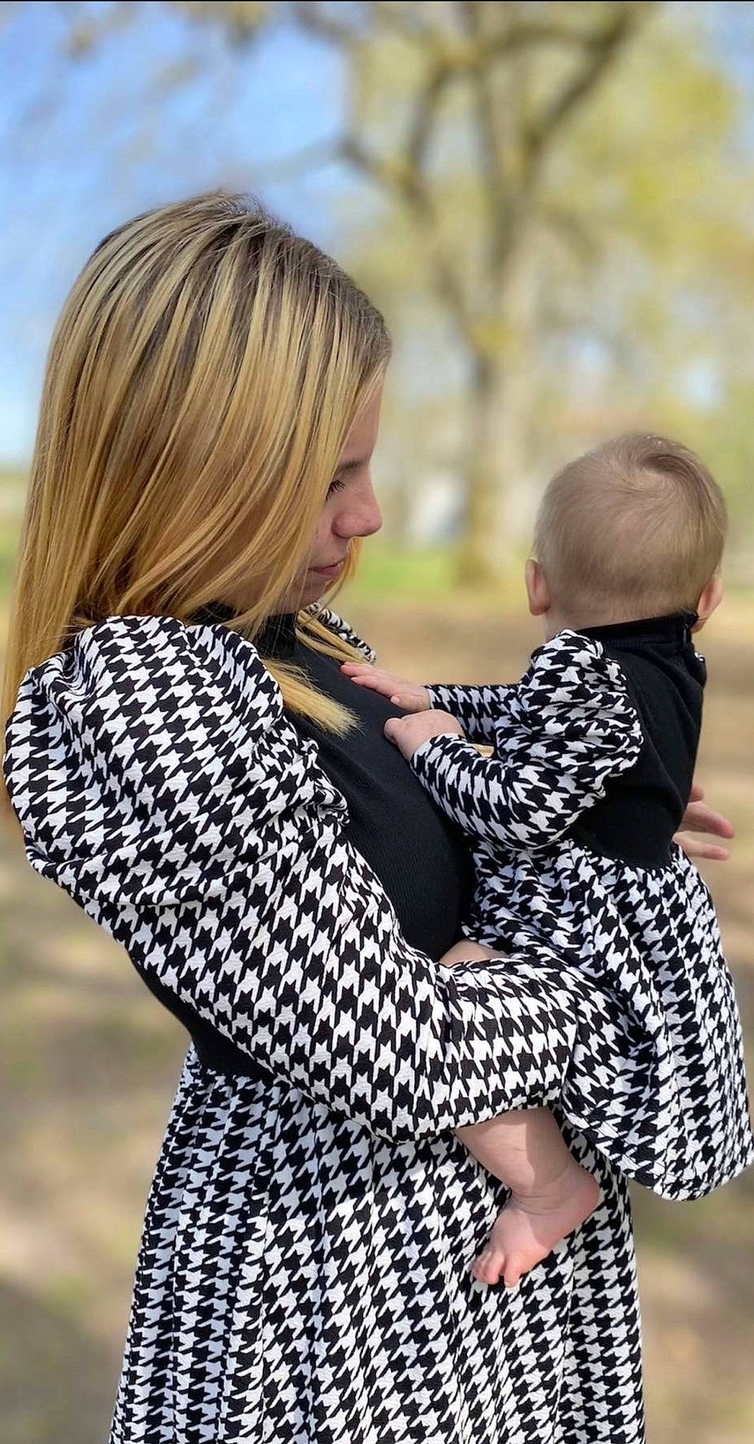 Mençía a rejoint le concours — aidez-le/la à gagner de superbes lots ! baby, baby_products, blond, child, gesture, grass, happy, hug, human_leg, joint, love, one_piece_garment, pattern, people_in_nature, person, portrait_photography, sitting, sky, sleeve, toddler