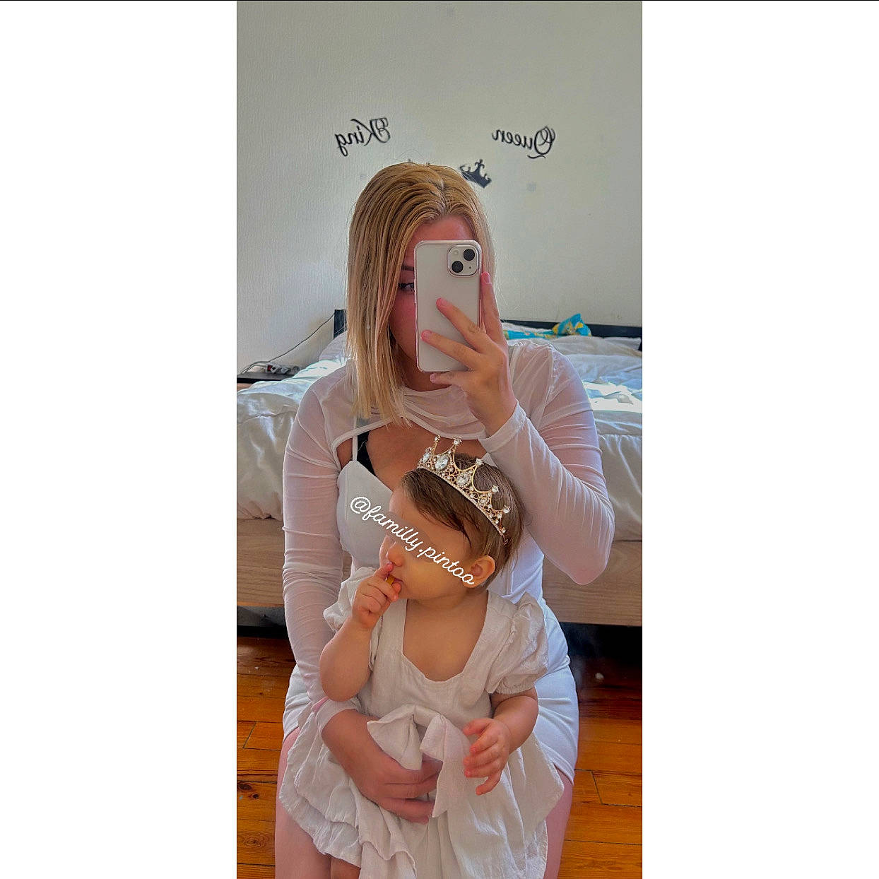 Mençía a rejoint le concours — aidez-le/la à gagner de superbes lots ! abdomen, baby, child, eyelash, fashion_accessory, font, formal_wear, fur, gesture, happy, jewellery, pattern, peach, person, photo_caption, selfie, sitting, sleeve, toddler, waist