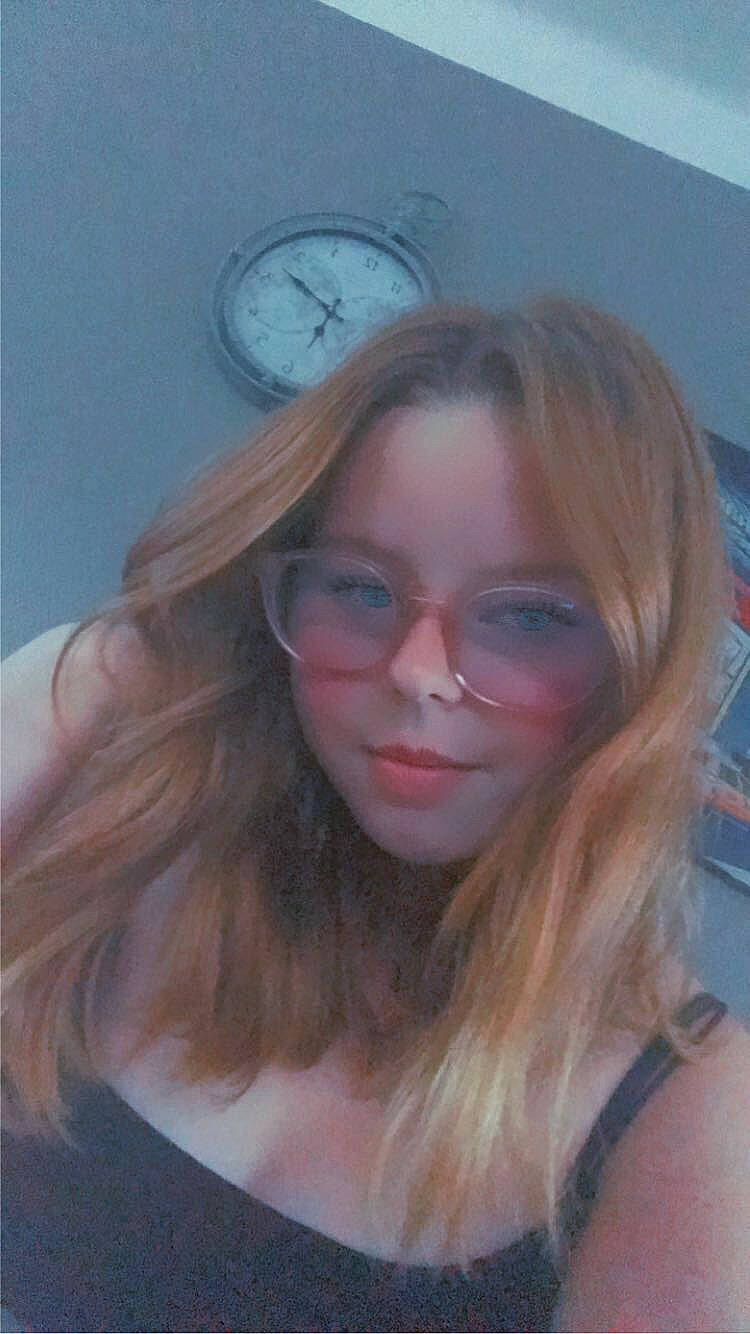 Angelyne participe au concours pour gagner de l'argent avec cette photo : black_hair, clock, eye, eyebrow, eyelash, eyewear, flash_photography, forehead, glasses, hair, happy, iris, jaw, layered_hair, lip, neck, person, quartz_clock, skin, smile