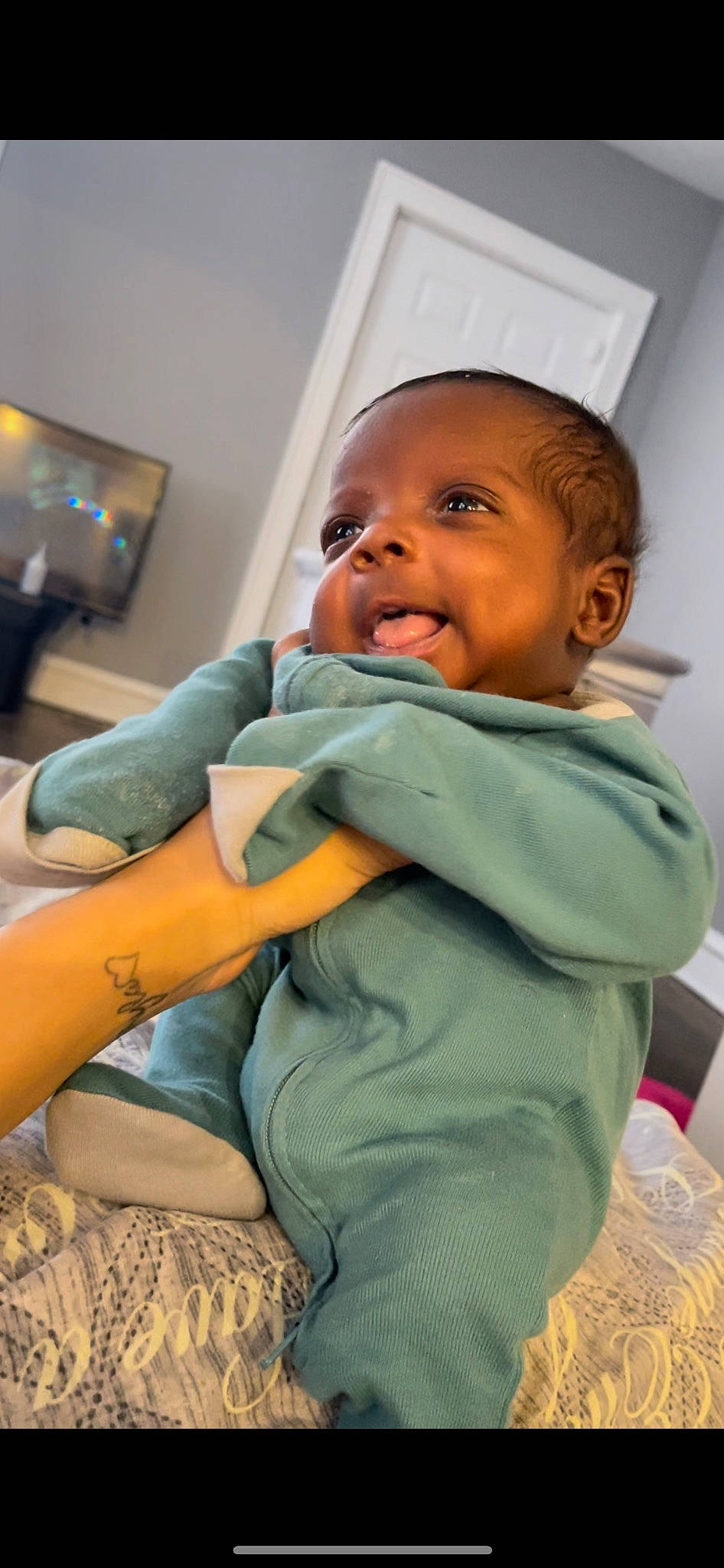 Armoni is registered to the contest to win money with this photo: comfort, couch, elbow, eye, facial_expression, finger, gesture, hairstyle, happy, head, human_body, joint, mouth, muscle, person, picture_frame, skin, sleeve, smile, thigh