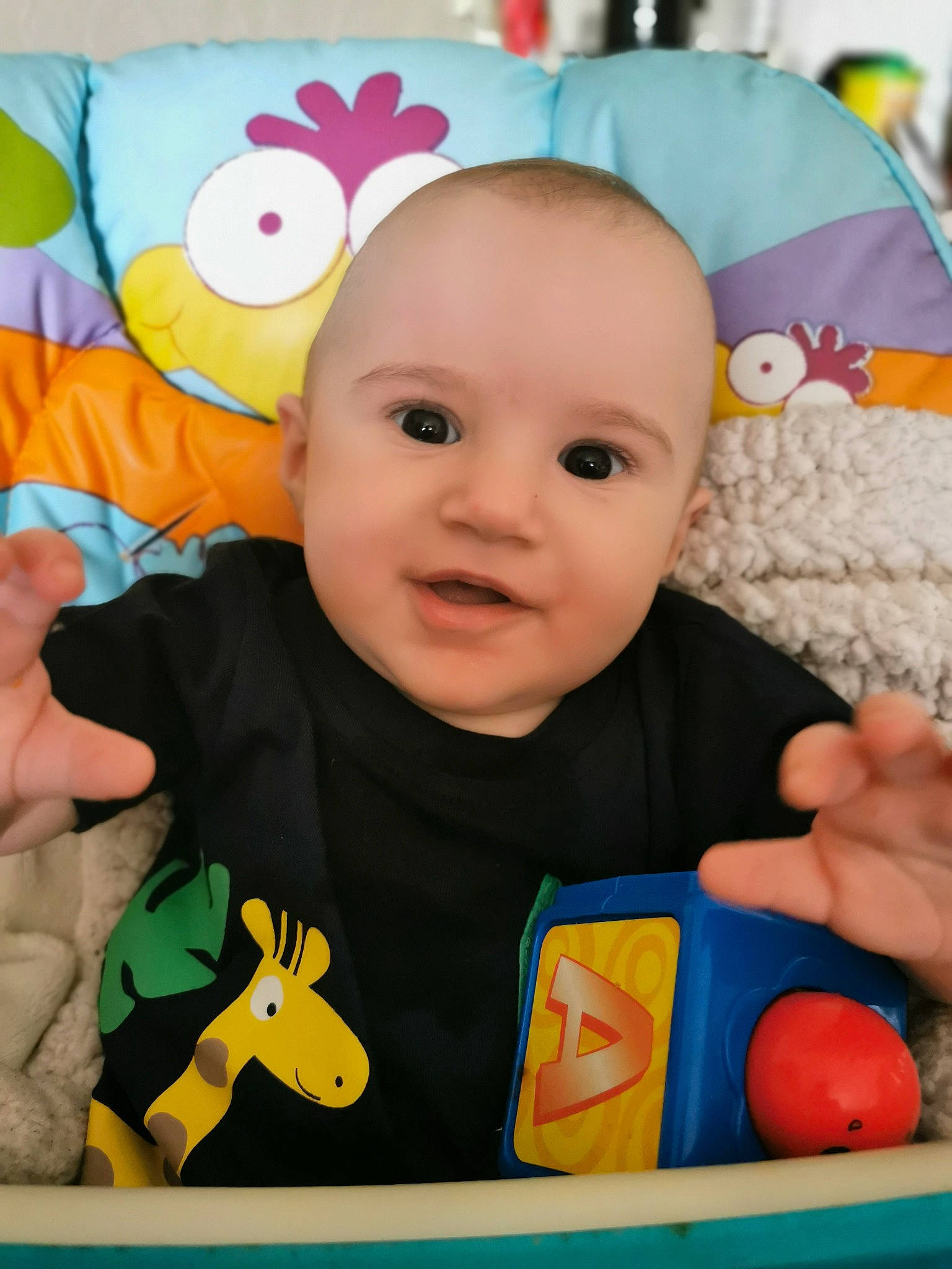 Melvyn a rejoint le concours — aidez-le/la à gagner de superbes lots ! baby, baby_playing_with_toys, baby_toddler_clothing, cheek, eye, facial_expression, finger, fun, happy, head, human, nose, orange, organ, person, product, skin, smile, textile, toddler