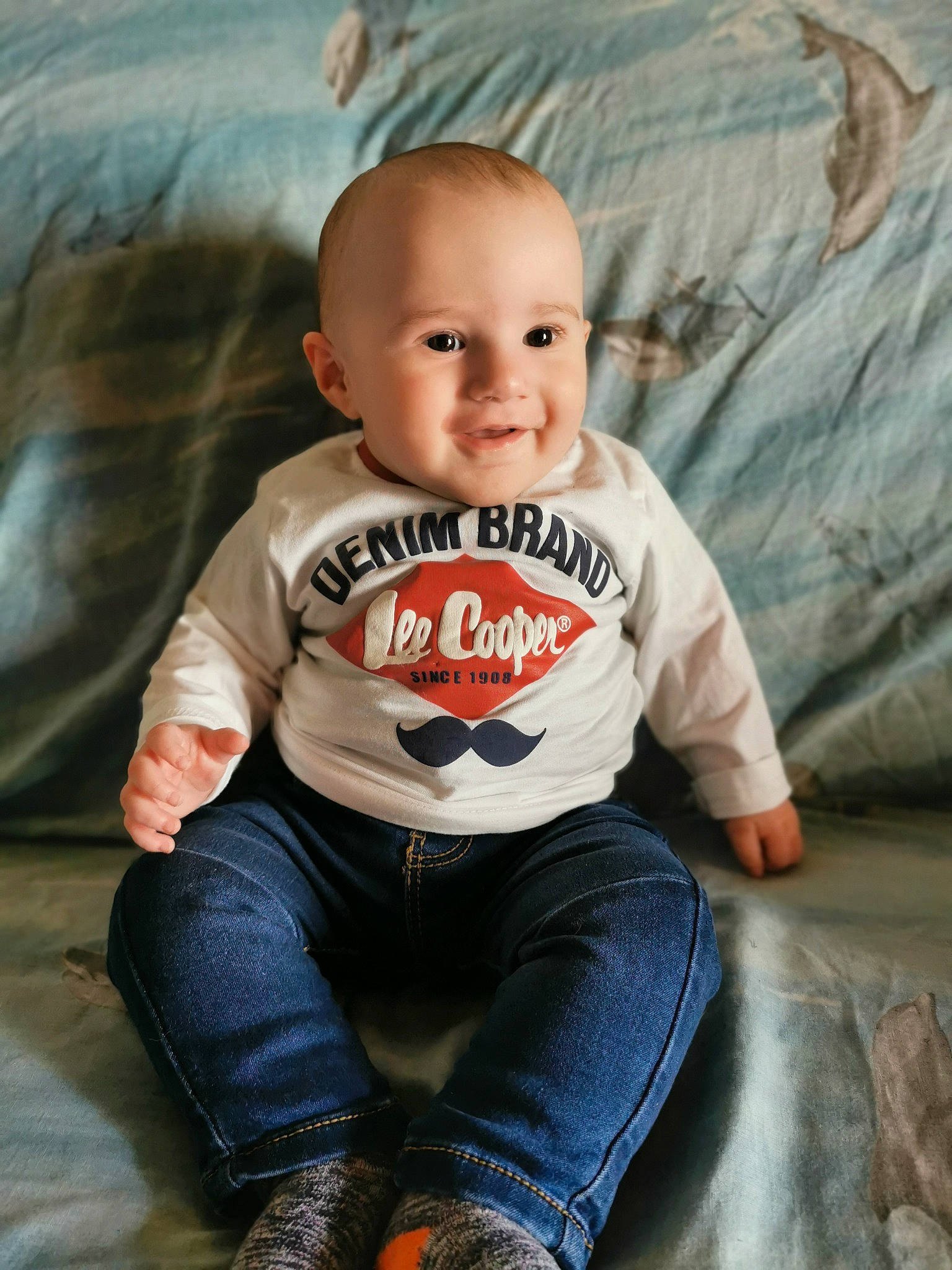 Melvyn participe au concours pour gagner de l'argent avec cette photo : baby_toddler_clothing, cheek, child, clothing, cool, eye, facial_expression, flash_photography, hairstyle, happy, head, jeans, joy, leg, nose, person, skin, sleeve, smile, standing