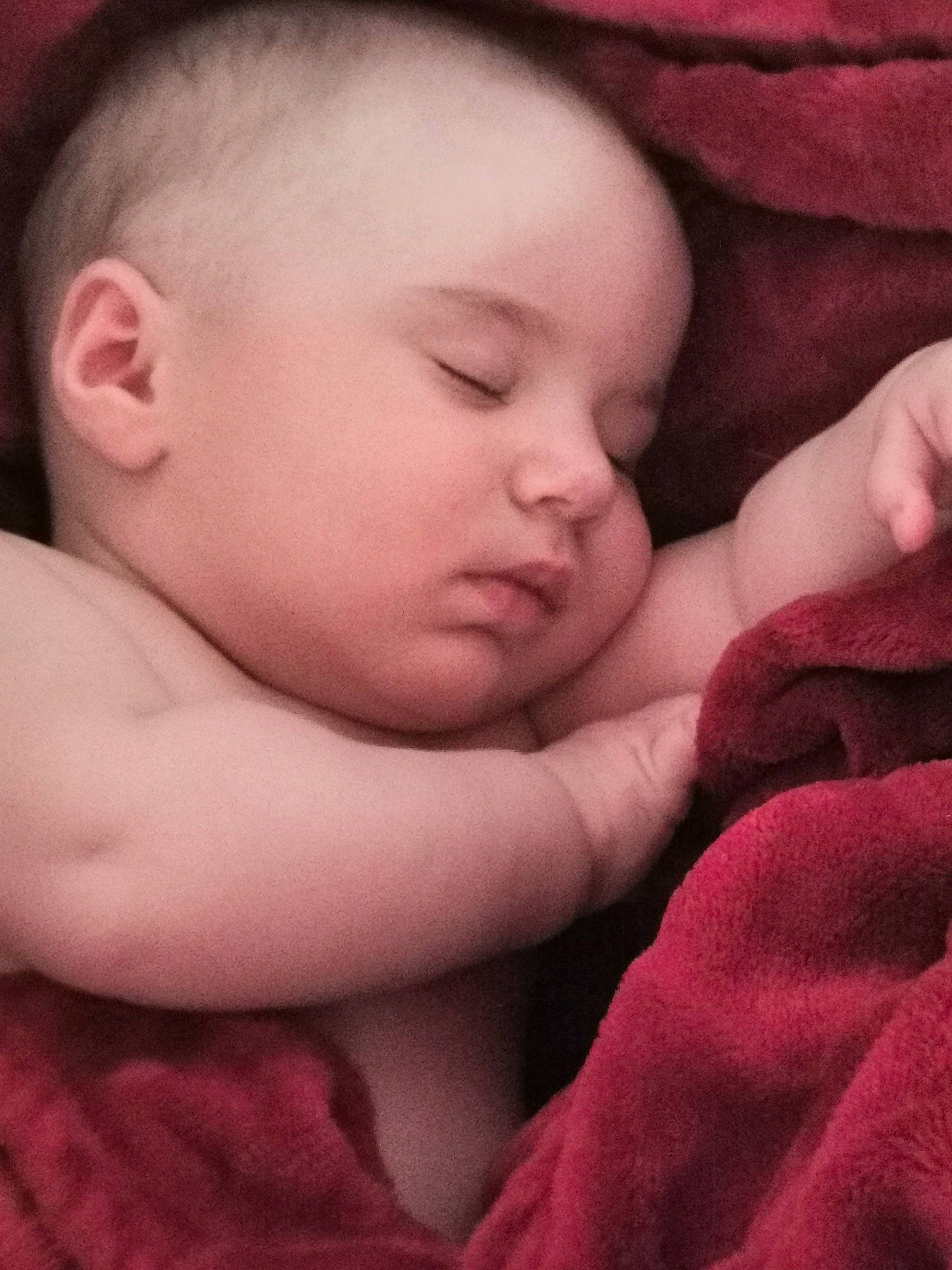 Melvyn a rejoint le concours — aidez-le/la à gagner de superbes lots ! arm, baby_sleeping, cheek, chin, comfort, ear, eye, eyebrow, eyelash, forehead, gesture, hand, head, iris, lip, mouth, neck, nose, person, skin