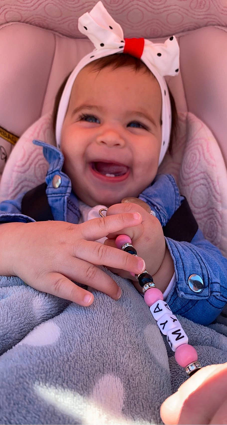 Myä a rejoint le concours — aidez-le/la à gagner de superbes lots ! baby, cheek, chin, comfort, eye, eyebrow, face, facial_expression, finger, gesture, happy, iris, lip, mouth, nose, person, pink, purple, skin, smile