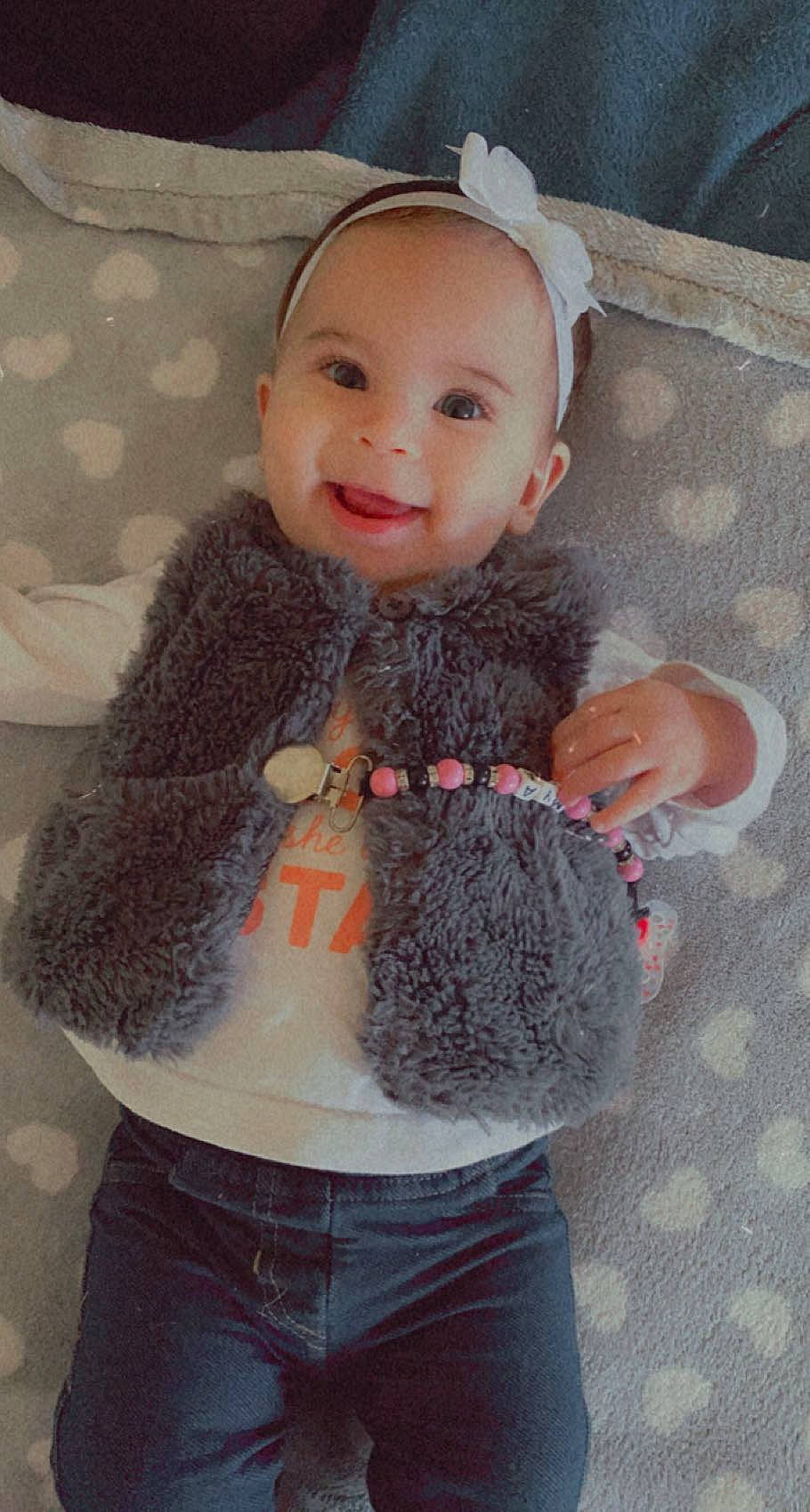 Myä participe au concours pour gagner de l'argent avec cette photo : baby_toddler_clothing, clothing, doll, eye, fawn, finger, gesture, hair, head, headgear, iris, joint, joy, lip, person, pink, skin, sleeve, smile, textile