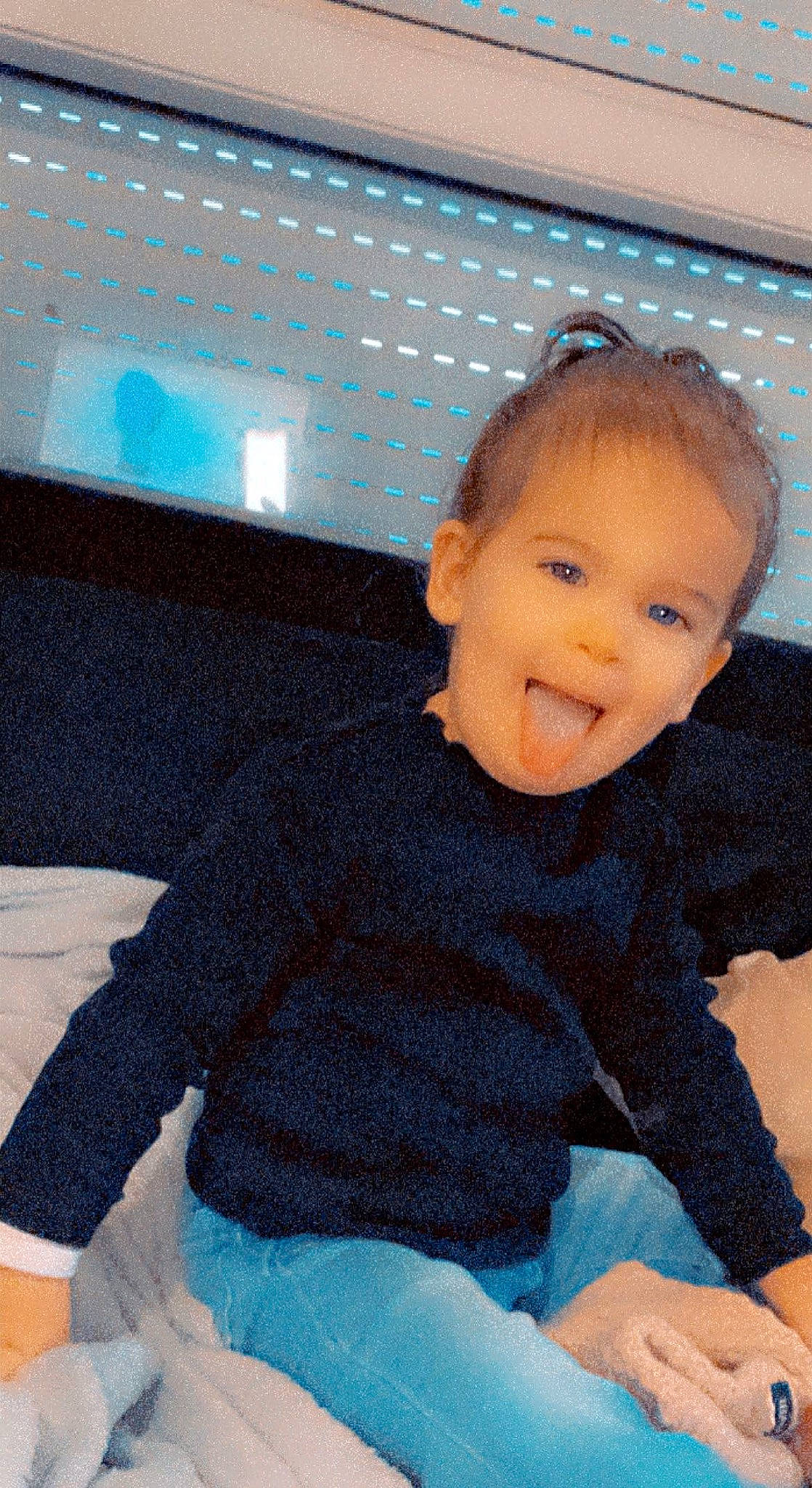 Myä participe au concours pour gagner de l'argent avec cette photo : arm, baby, baby_toddler_clothing, cheek, chin, comfort, cool, floor, flooring, fun, happy, head, iris, lap, mouth, nose, person, skin, sleeve, smile