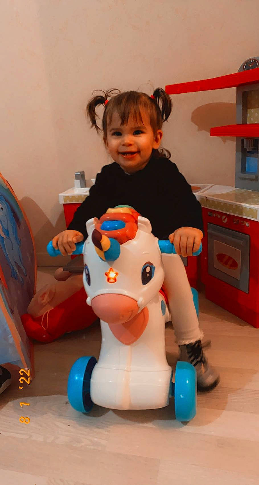 Myä participe au concours pour gagner de l'argent avec cette photo : animation, baby, baby_toys, blue, child, flooring, fun, happy, joy, mascot, person, plastic, play, product, recreation, room, smile, snapshot, stuffed_toy, t_shirt