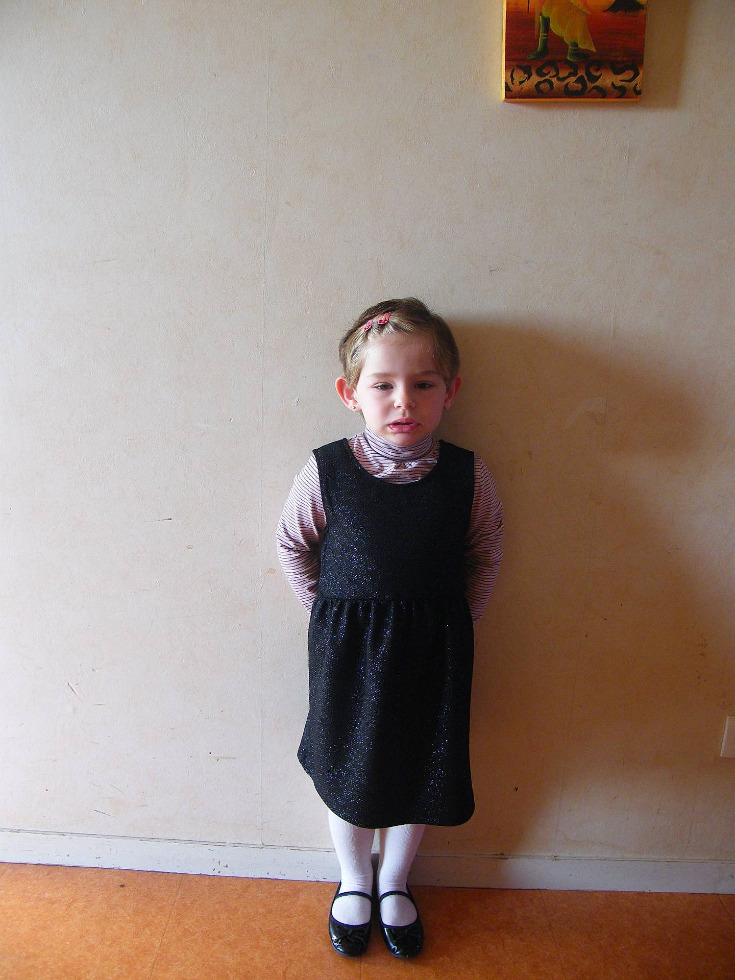 Shana a rejoint le concours — aidez-le/la à gagner de superbes lots ! black, child, day, dress, human_positions, image, person, photograph, portrait, standing, t_shirt, toddler, white