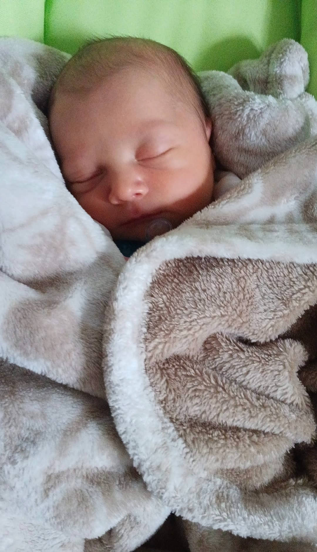 Kaé a rejoint le concours — aidez-le/la à gagner de superbes lots ! baby, baby_sleeping, baby_toddler_clothing, bedding, bedtime, cheek, child, comfort, face, fur, fur_clothing, linens, nap, pattern, person, skin, sleep, textile, toddler, towel