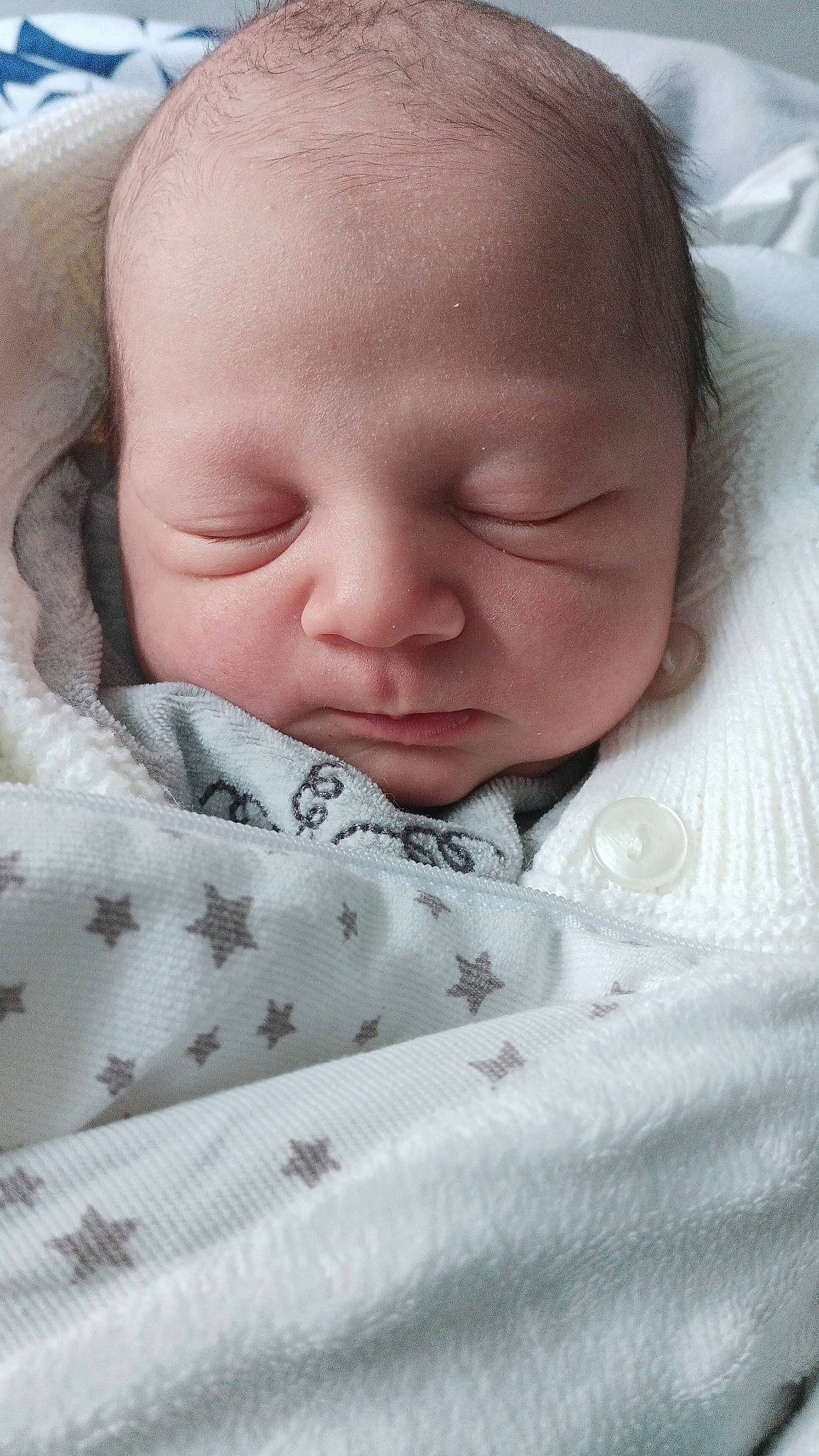 Kaé a rejoint le concours — aidez-le/la à gagner de superbes lots ! baby, baby_sleeping, baby_toddler_clothing, bedding, bedtime, cheek, child, comfort, eye, fur, linens, nap, nose, pattern, person, portrait_photography, skin, sleep, toddler