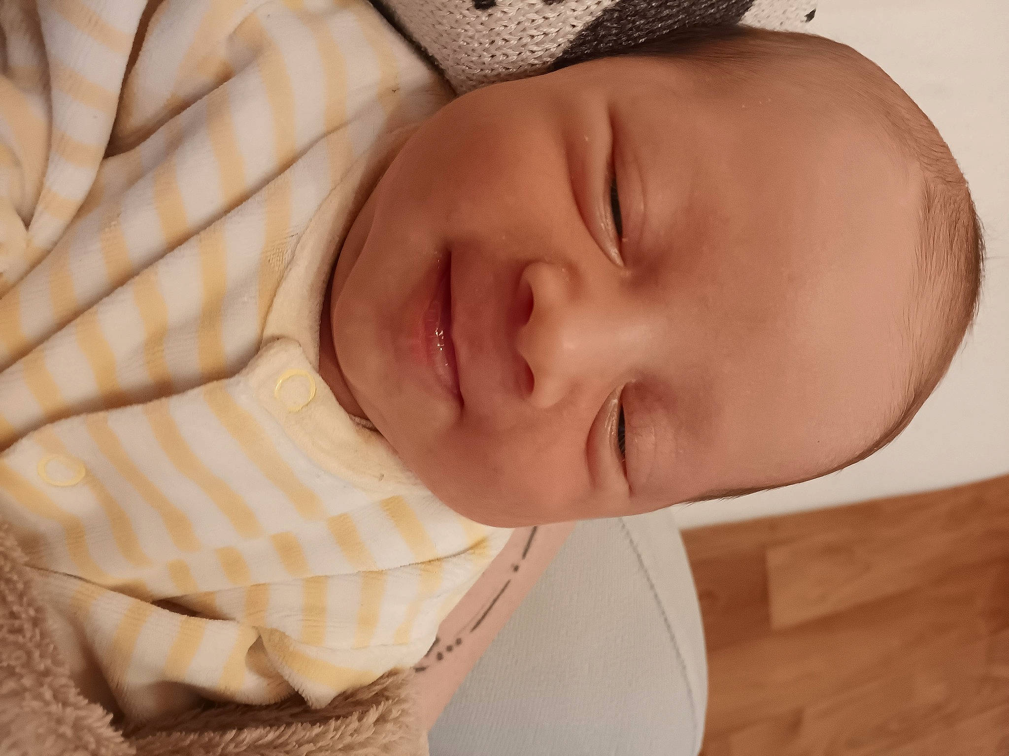 Kaé participe au concours pour gagner de l'argent avec cette photo : baby, baby_toddler_clothing, cheek, chin, comfort, eye, eyebrow, eyelash, face, head, headgear, human_body, iris, lip, mouth, neck, nose, person, skin, sleeve