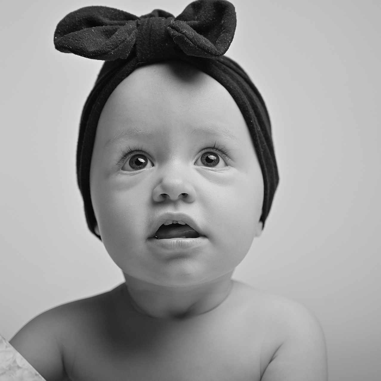 Valentina participe au concours pour gagner de l'argent avec cette photo : baby, beanie, bodypart, bonnet, cap, clothing, face, finger, frown, hand, happy, hat, head, newborn, person, photography, portrait, sad, smile, turban