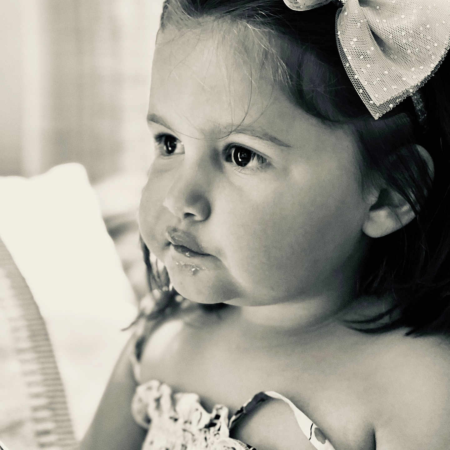 Margaux participe au concours pour gagner de l'argent avec cette photo : accessories, baby, bodypart, clothing, couch, dress, earring, face, finger, flower, formalwear, furniture, hand, happy, head, jewelry, person, photography, portrait, smile