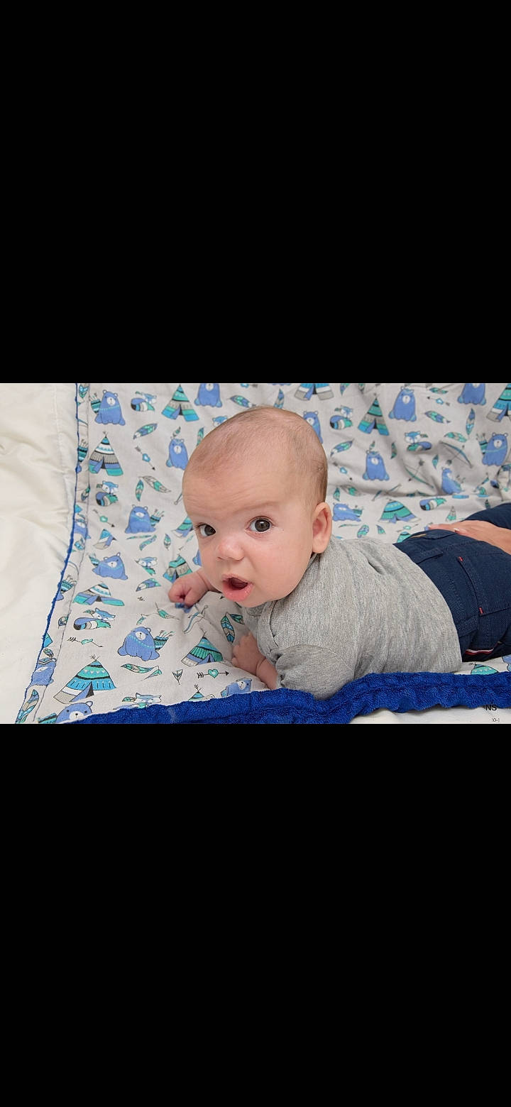 Lehyan participe au concours pour gagner de l'argent avec cette photo : baby, baby_toddler_clothing, cheek, chin, cloud, comfort, electric_blue, eye, flash_photography, grass, happy, iris, linens, pattern, person, rectangle, sitting, sleeve, surprise, t_shirt