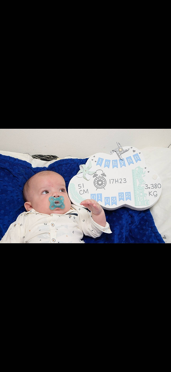 Lehyan a rejoint le concours — aidez-le/la à gagner de superbes lots ! baby, baby_products, baby_toddler_clothing, bedtime, child, comfort, flash_photography, font, fun, happy, linens, love, person, portrait_photography, room, sitting, sleeve, t_shirt, toddler