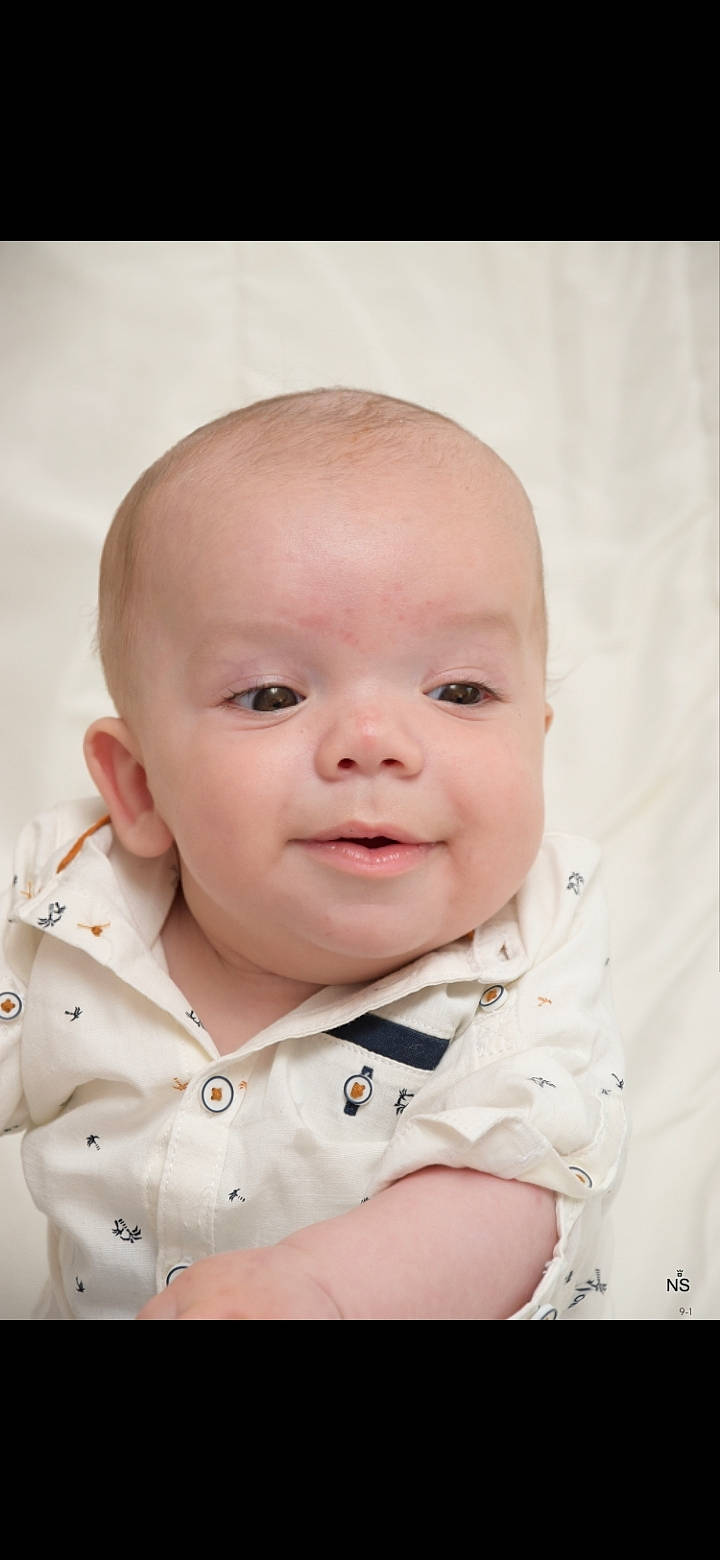 Lehyan a rejoint le concours — aidez-le/la à gagner de superbes lots ! baby, baby_toddler_clothing, cheek, child, collar, comfort, dress_shirt, eye, happy, iris, lip, nose, pattern, person, portrait_photography, sitting, skin, sleeve, smile, toddler