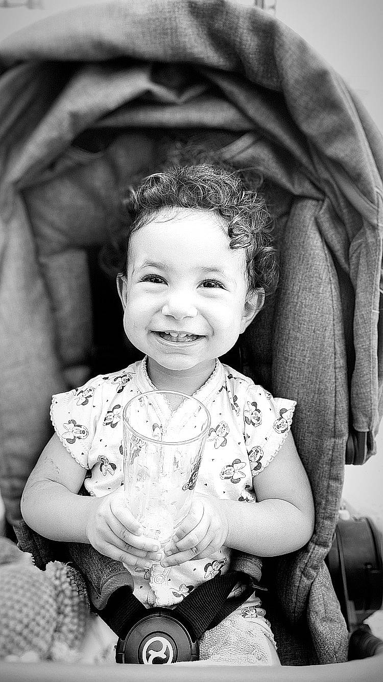 Priya participe au concours pour gagner de l'argent avec cette photo : arm, black, black_and_white, cheek, chin, clothing, dress, eye, flash_photography, hair, hand, happy, head, human_body, joy, lip, organ, person, photograph, skin