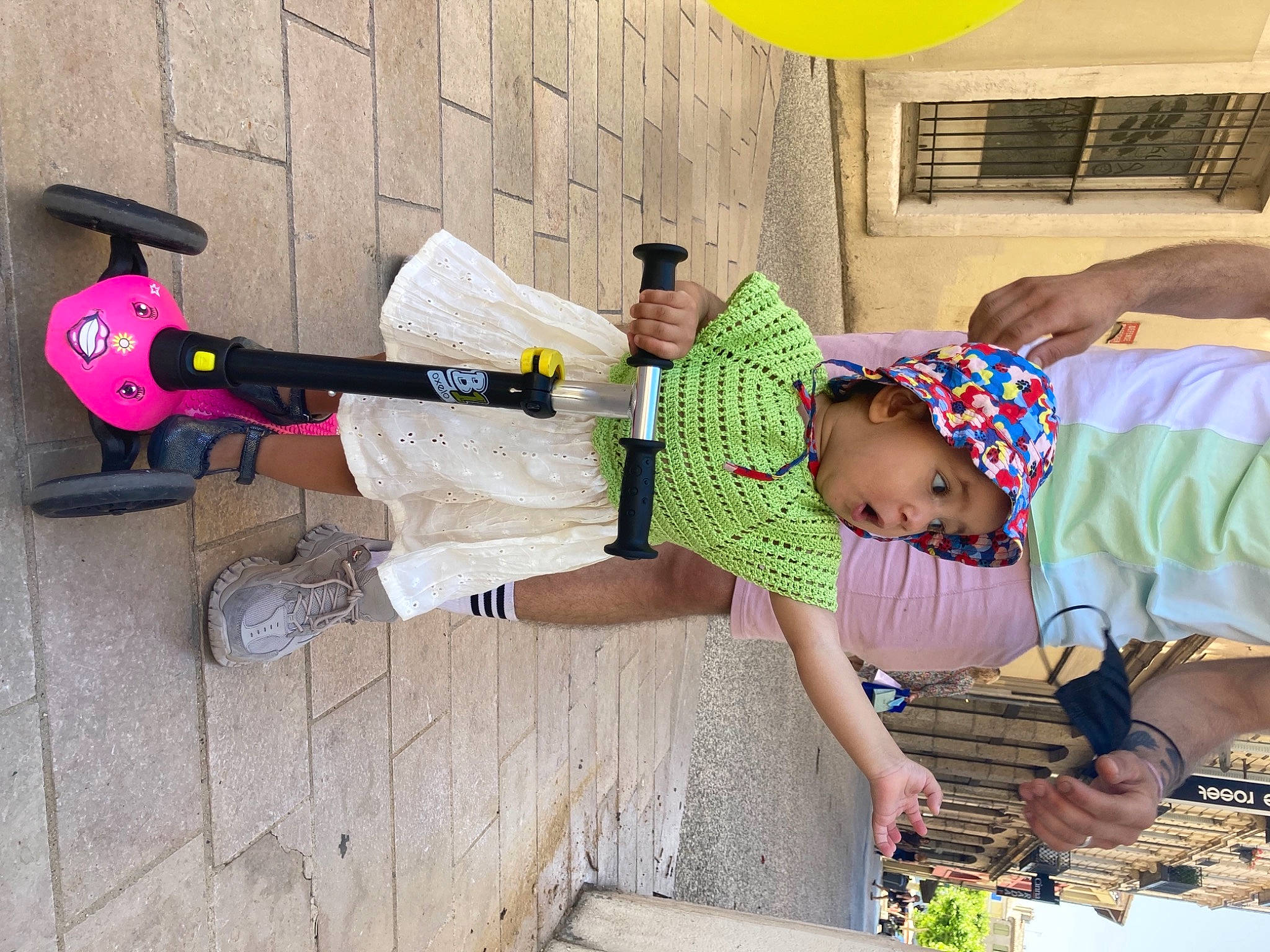 Priya a rejoint le concours — aidez-le/la à gagner de superbes lots ! balloon, baseball_cap, child, fun, hat, headwear, helmet, leisure, person, play, power_tool, recreation, sandal, shoe, shorts, sitting, skateboard, sneakers, sunglasses, surprise