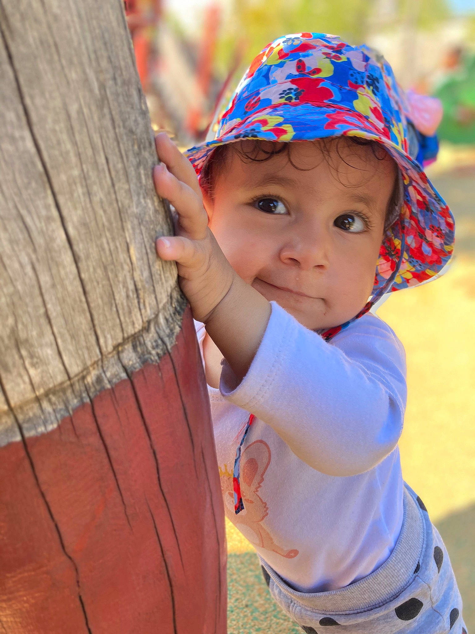 Priya participe au concours pour gagner de l'argent avec cette photo : baby, baby_toddler_clothing, cap, chin, cool, eye, face, hand, happy, hat, head, headwear, human_body, neck, people_in_nature, person, skin, smile, sun_hat, t_shirt