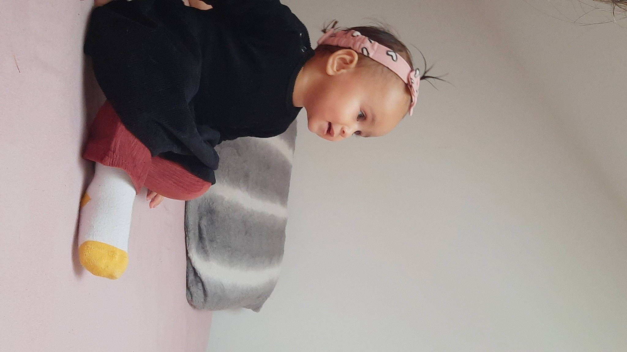 Fatima participe au concours pour gagner de l'argent avec cette photo : baby, baby_toddler_clothing, cap, carmine, child, freezing, fun, jacket, person, personal_protective_equipment, plastic, sleeve, snow, toddler, winter