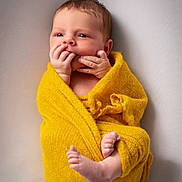 Maëly a rejoint le concours — aidez-le/la à gagner de superbes lots ! baby, child, cozy, cute, expression, face, feet, fingers, hands, infant, knit, lying_down, newborn, portrait, skin, small, soft_background, warm, wrapped, yellow_blanket