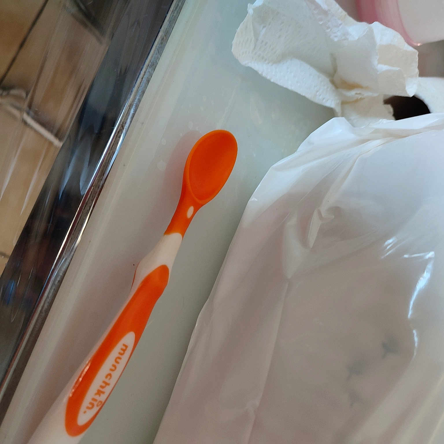 Cassiopée participe au concours pour gagner de l'argent avec cette photo : automotive_design, carmine, cutlery, dress_shirt, fashion_accessory, formal_wear, kitchen_utensil, linens, material_property, paper, peach, personal_care, petal, plastic, plastic_bag, room, sports_equipment, tablecloth, tableware, transparency