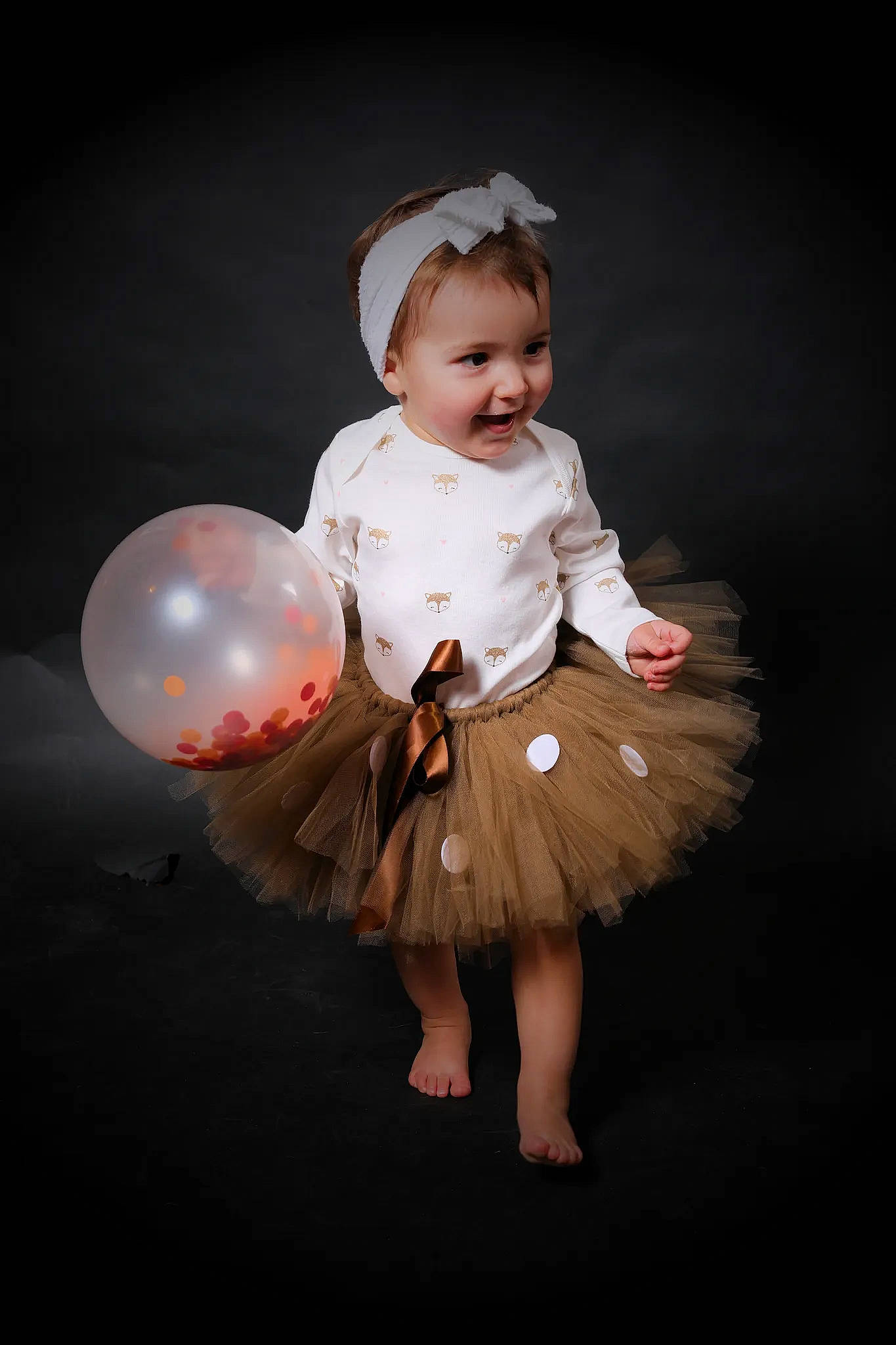 Capucine participe au concours pour gagner de l'argent avec cette photo : baby, baby_toddler_clothing, ball, balloon, darkness, day_dress, dress, event, flash_photography, foot, formal_wear, fun, gesture, happy, hat, human_body, party_supply, person, sleeve, smile