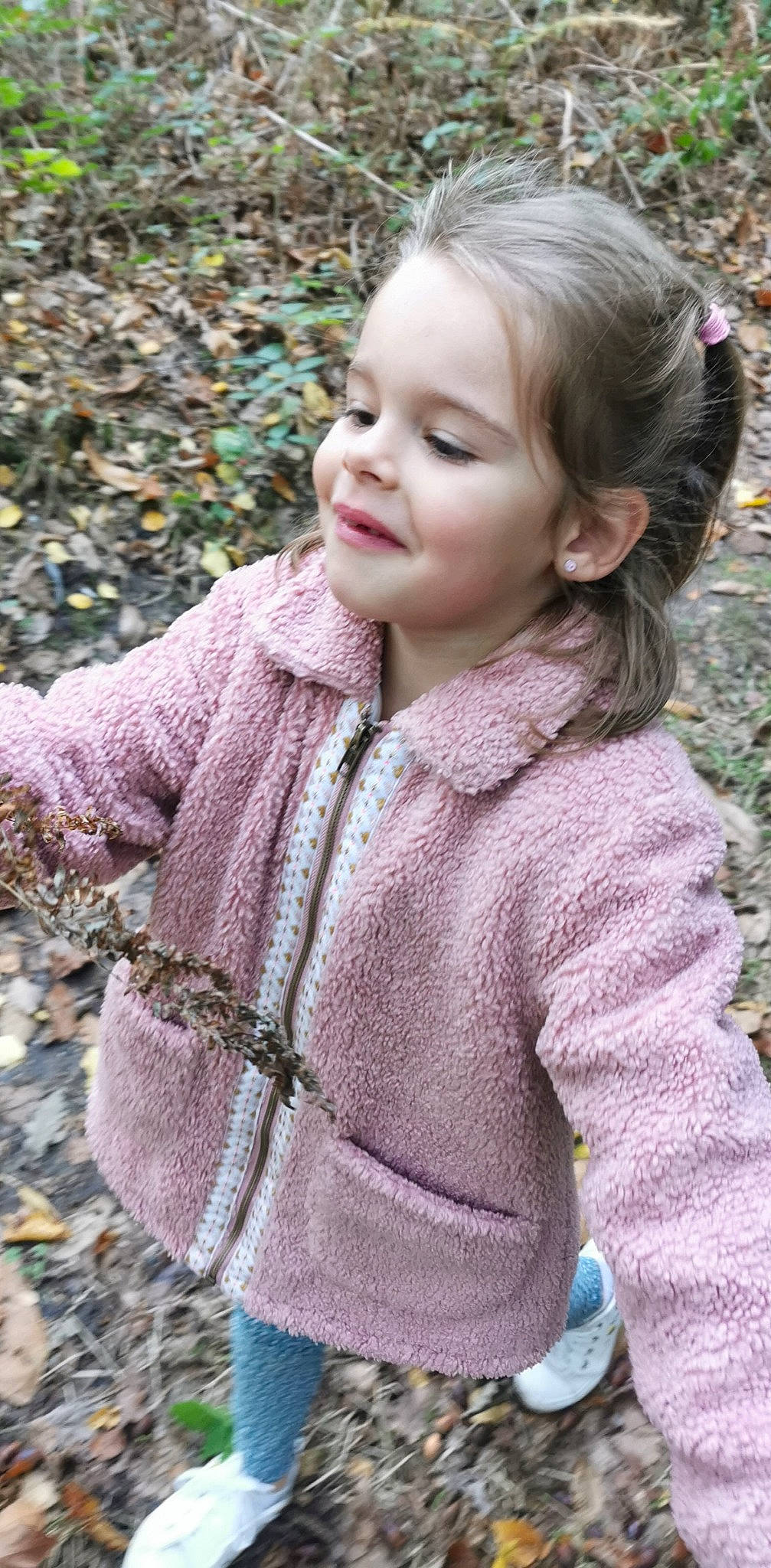 Noëlya a rejoint le concours — aidez-le/la à gagner de superbes lots ! baby_toddler_clothing, beauty, child, clothing, face, grass, happy, leaf, lip, outerwear, people_in_nature, person, photograph, pink, plant, purple, skin, sleeve, smile, textile