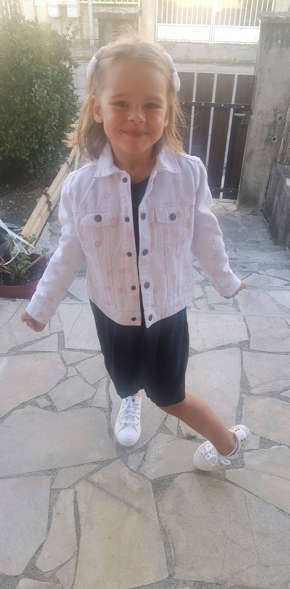 Noëlya a rejoint le concours — aidez-le/la à gagner de superbes lots ! blazer, collar, cool, dress_shirt, face, hair, head, human_leg, joy, knee, pattern, person, shoe, shorts, sleeve, smile, sportswear, standing, t_shirt, thigh