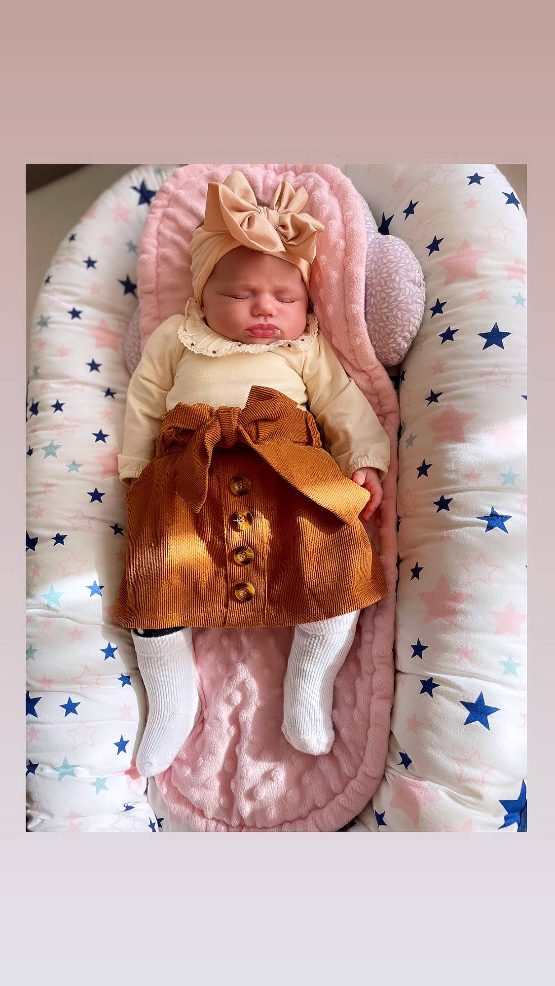 Giulia a rejoint le concours — aidez-le/la à gagner de superbes lots ! baby, baby_products, baby_safety, baby_sleeping, baby_toddler_clothing, beanie, bedding, child, comfort, fur, headwear, hood, linens, pattern, peach, person, pink, purple, sitting, sleeve