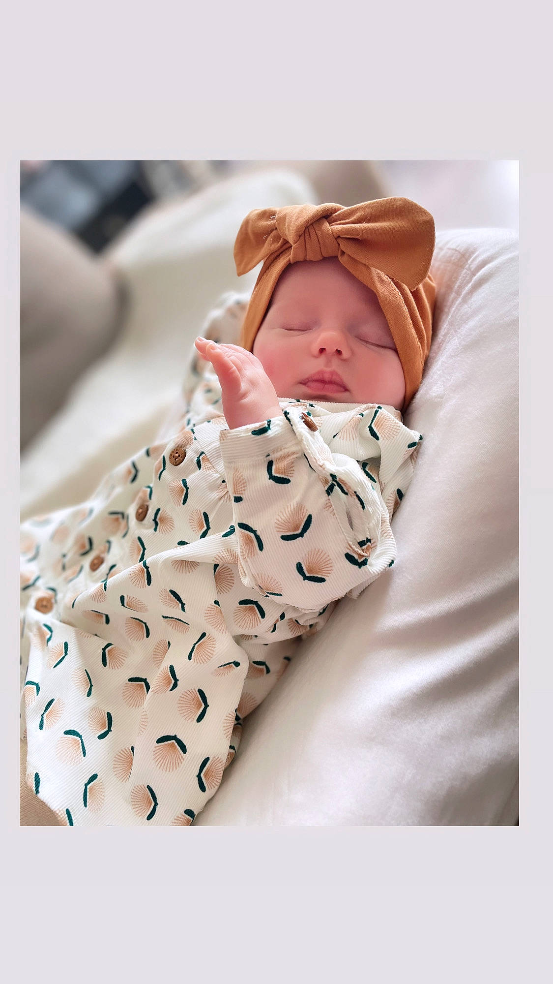 Giulia participe au concours pour gagner de l'argent avec cette photo : baby, baby_products, baby_safety, baby_sleeping, baby_toddler_clothing, bedding, child, collar, comfort, headwear, human_leg, knee, linens, pattern, person, portrait_photography, sitting, sleeve, stock_photography, textile