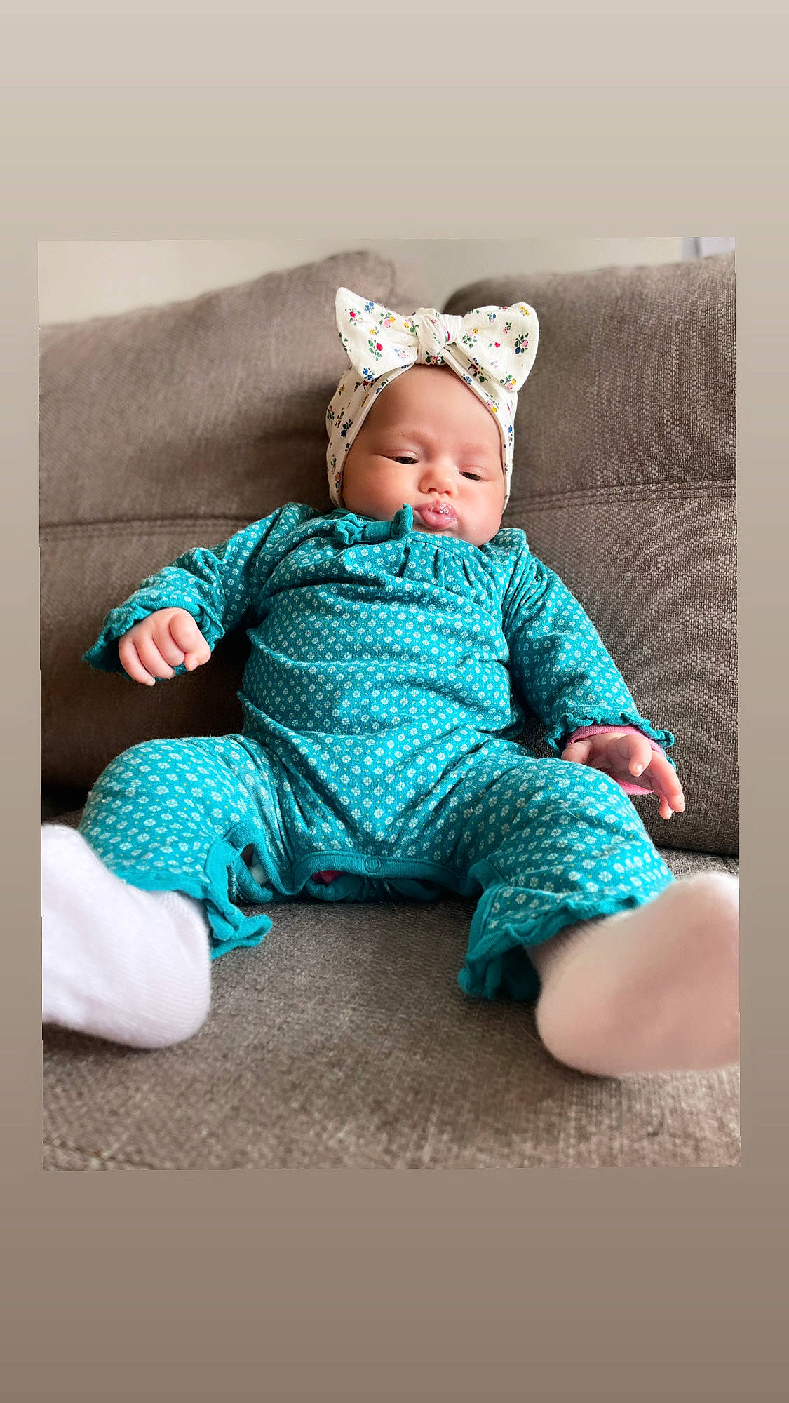 Giulia participe au concours pour gagner de l'argent avec cette photo : aqua, baby, baby_products, baby_toddler_clothing, blue, child, comfort, costume_hat, electric_blue, fashion_accessory, happy, headpiece, linens, magenta, pattern, person, sitting, sleeve, smile, sock