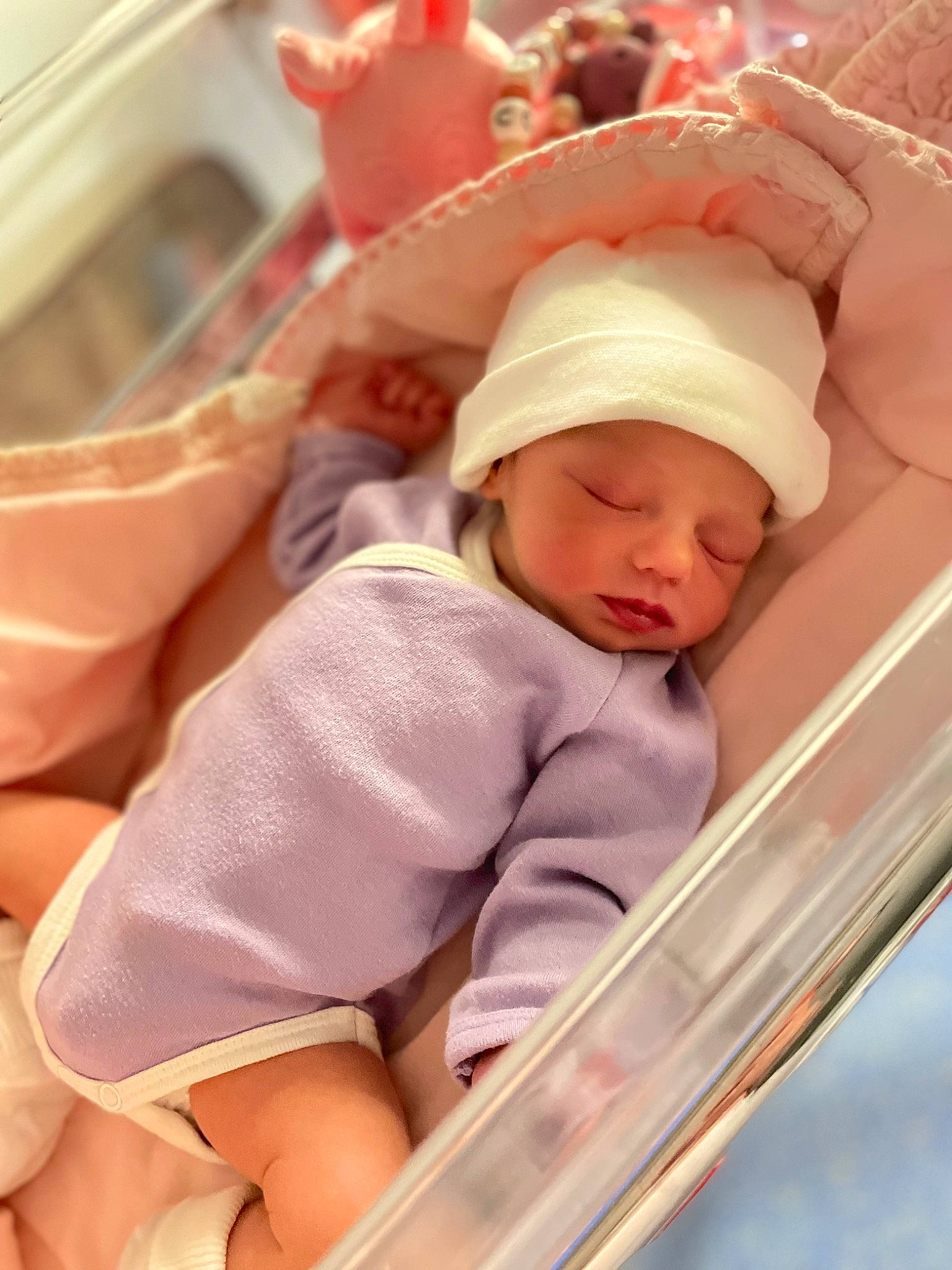 Giulia participe au concours pour gagner de l'argent avec cette photo : baby, baby_products, baby_safety, baby_sleeping, baby_toddler_clothing, cheek, child, comfort, fun, happy, headwear, human_body, infant_bed, leisure, mouth, peach, person, product, sitting, skin