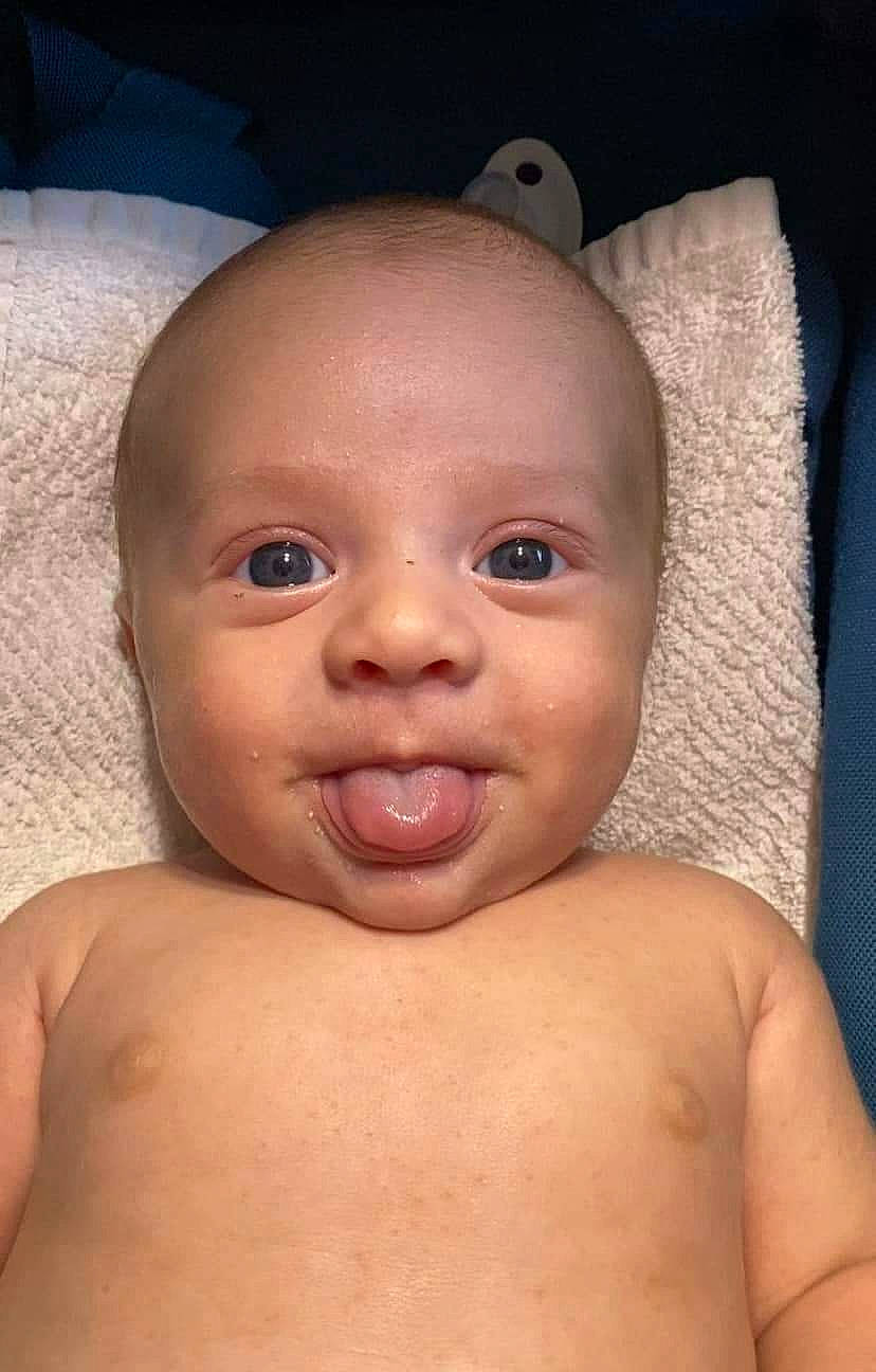 Alessiu participe au concours pour gagner de l'argent avec cette photo : arm, baby, cheek, chest, chin, ear, eye, eyebrow, eyelash, forehead, head, human_body, iris, jaw, lip, mouth, neck, nose, person, skin