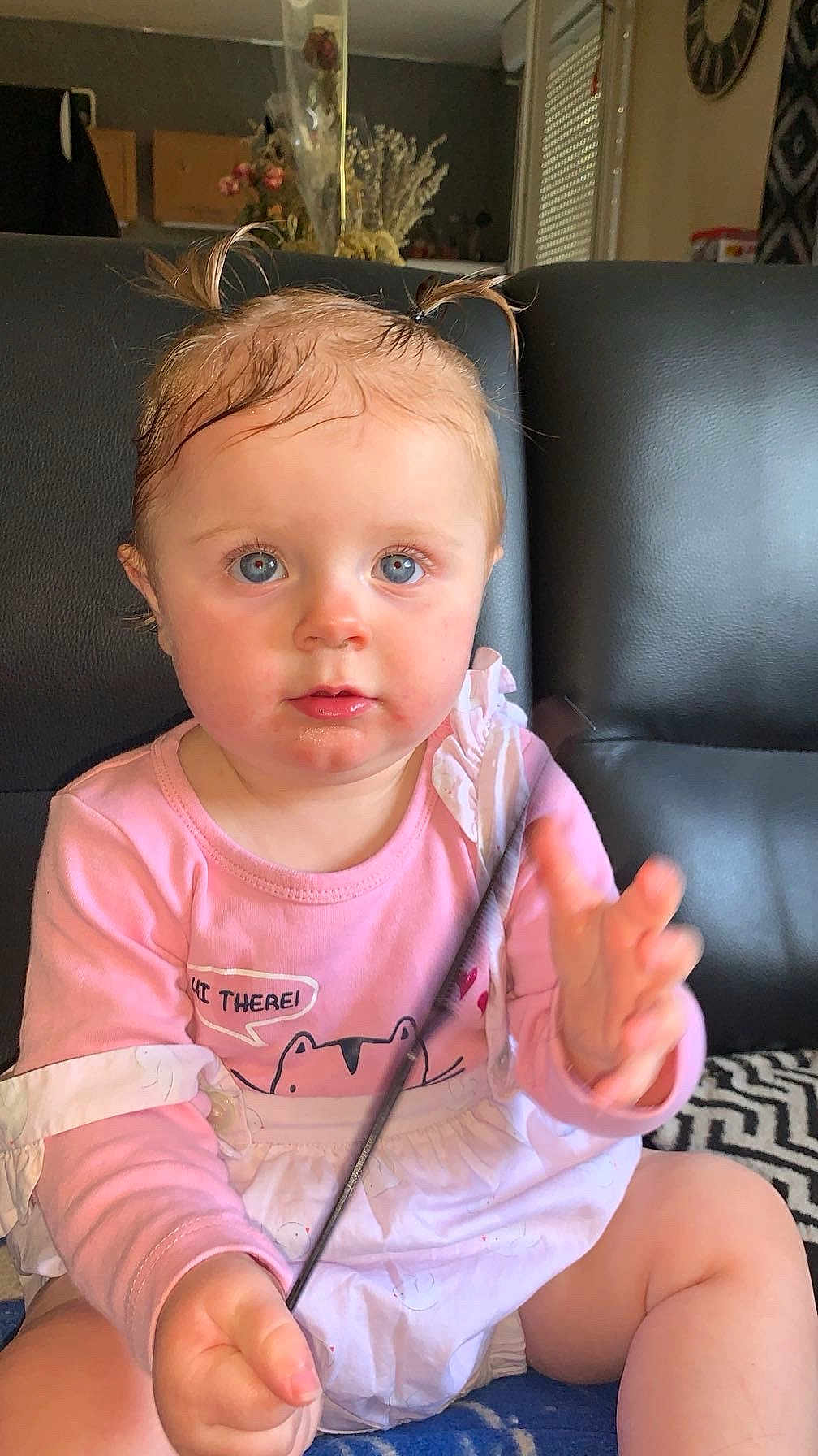 Isalya a rejoint le concours — aidez-le/la à gagner de superbes lots ! toddler, child, baby, indoor, sitting, pink_clothing, blue_eyes, pigtails, face, hand, couch, living_room, toy, curious, person, cute, expression, home, young_child, portrait