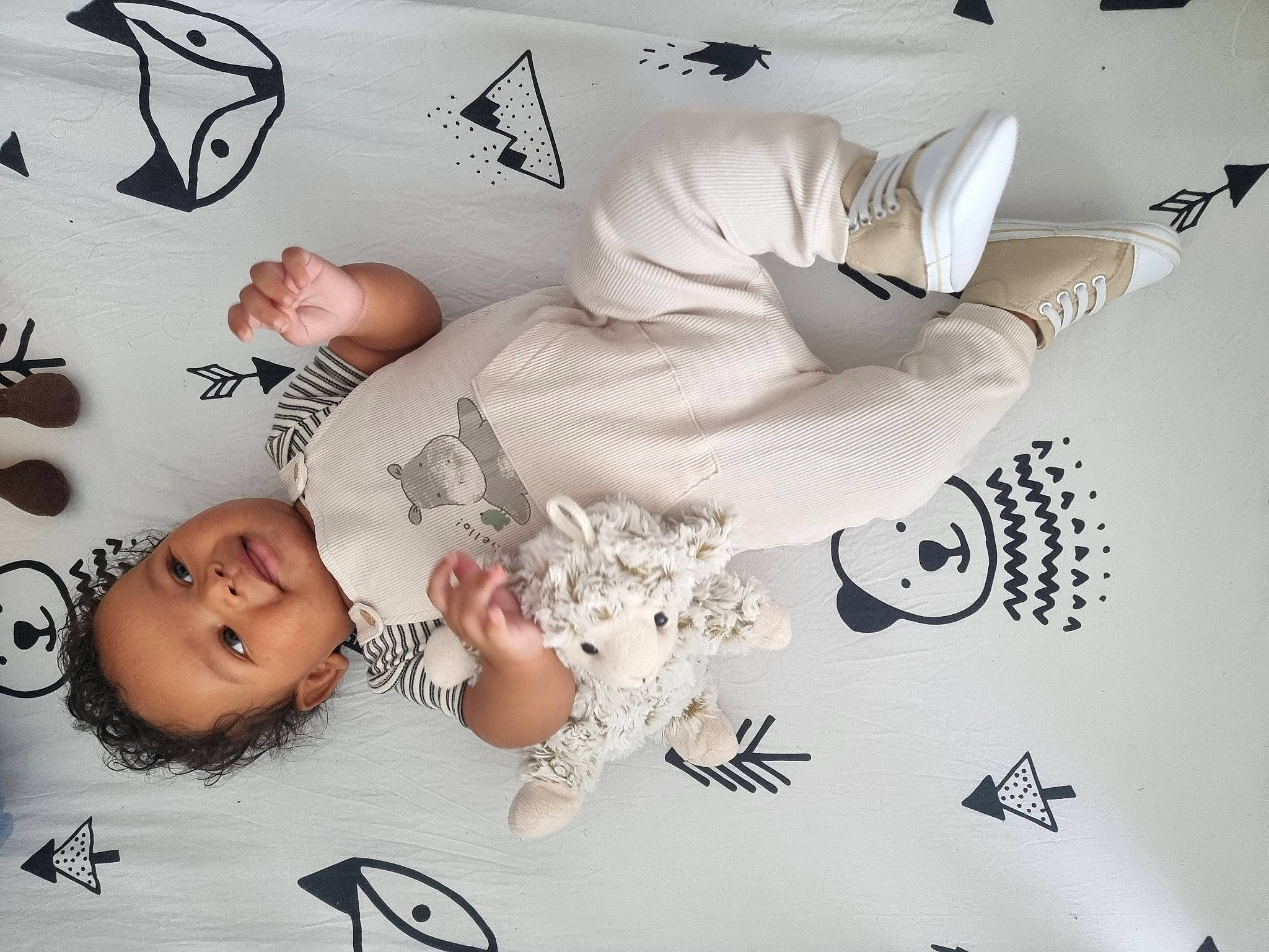 Alaric a rejoint le concours — aidez-le/la à gagner de superbes lots ! arm, art, baby, baby_toddler_clothing, child, fashion_accessory, finger, flesh, font, gesture, happy, linens, paper, pattern, person, room, sleeve, thumb, toddler, white