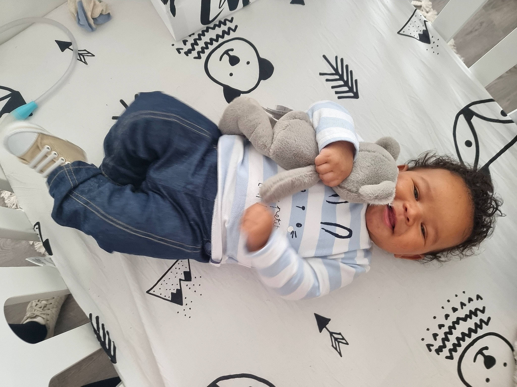 Alaric a rejoint le concours — aidez-le/la à gagner de superbes lots ! baby, baby_safety, baby_toddler_clothing, baseball_cap, child, comfort, font, gesture, happy, hat, linens, person, room, sleeve, sportswear, t_shirt, toddler, uniform