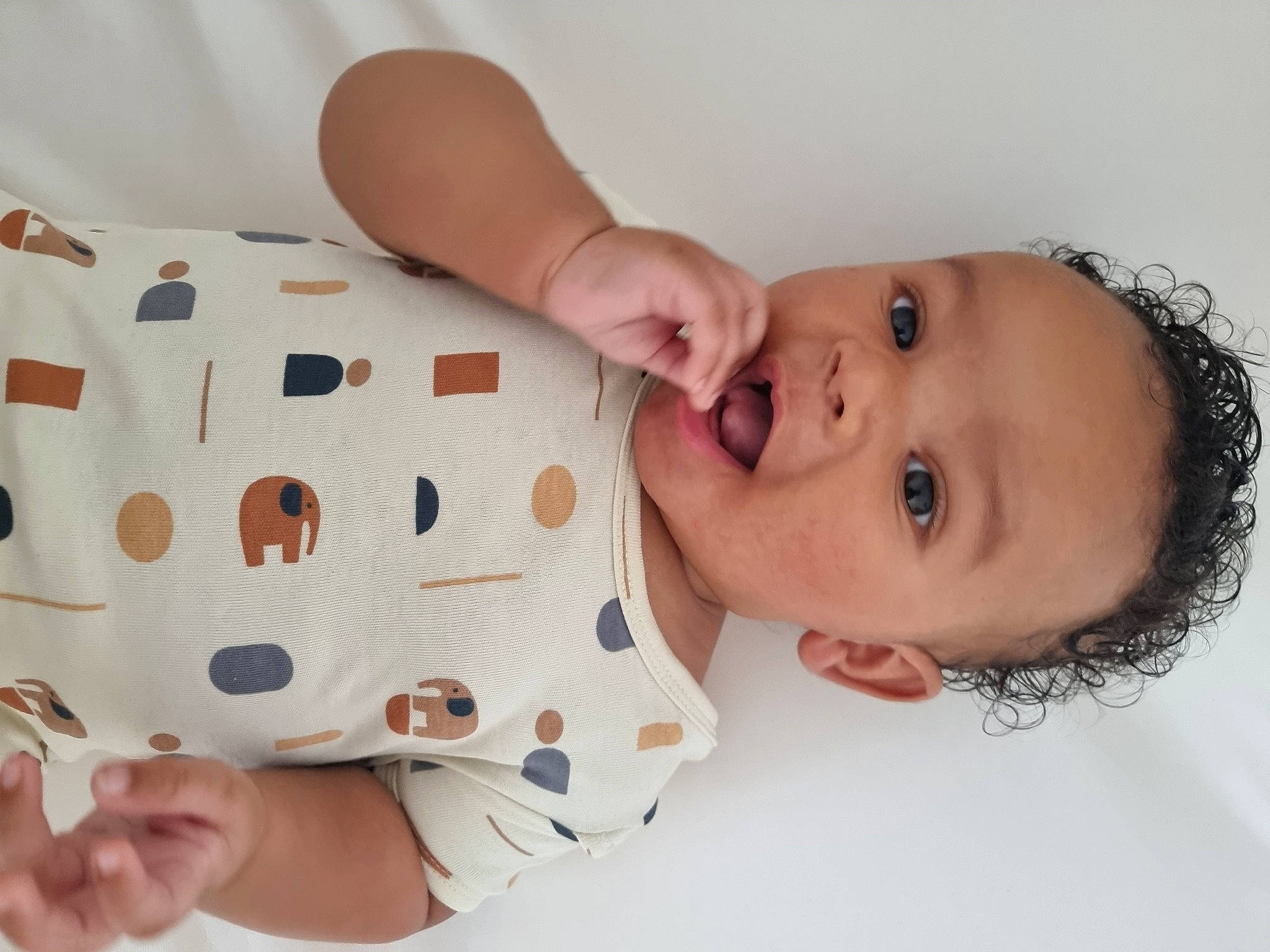 Alaric participe au concours pour gagner de l'argent avec cette photo : baby, baby_products, baby_safety, baby_toddler_clothing, cheek, child, comfort, eyelash, face, finger, hand, happy, nail, pattern, person, pink, skin, sleeve, smile, textile