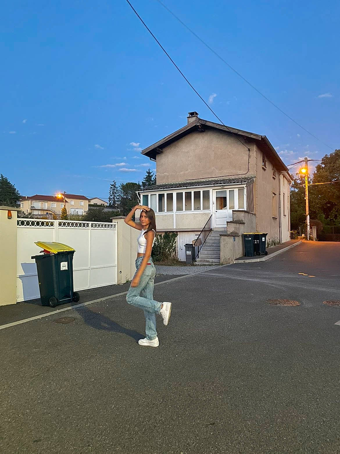 Carla participe au concours pour gagner de l'argent avec cette photo : asphalt, building, city, facade, house, landscape, leisure, person, property, residential_area, road, road_surface, roof, sidewalk, sky, street, suburb, tar, travel, tree