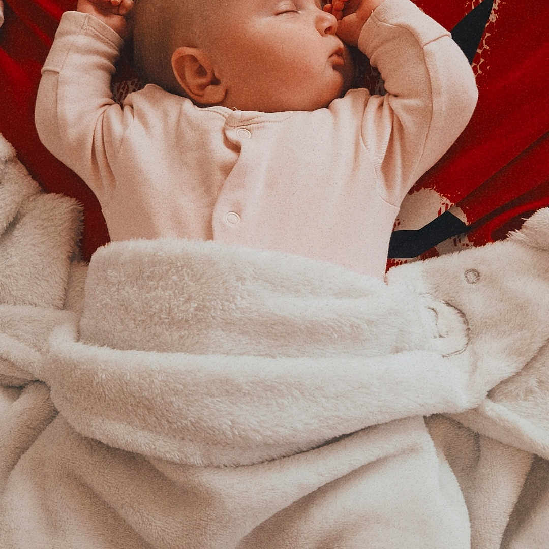 Romy a rejoint le concours — aidez-le/la à gagner de superbes lots ! baby, bed, blanket, bodypart, face, finger, furniture, hand, happy, head, newborn, person, photography, portrait, quilt, sleeping, smile, towel, yawning