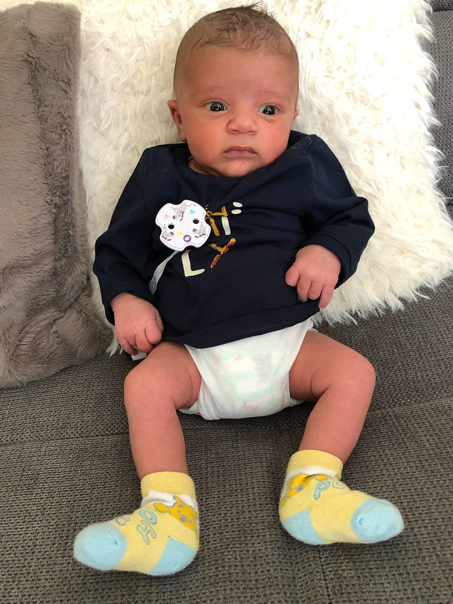 Keywhann participe au concours pour gagner de l'argent avec cette photo : baby, baby_toddler_clothing, cheek, child, cool, eye, face, head, human_body, human_leg, iris, knee, neck, person, sitting, sleeve, sock, t_shirt, textile, thigh