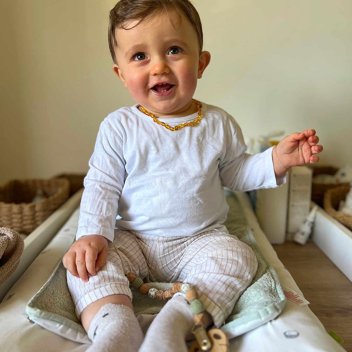 Aaron a rejoint le concours — aidez-le/la à gagner de superbes lots ! accessories, baby, babylaughing, bodypart, clothing, face, finger, hand, happy, head, hosiery, jewelry, necklace, person, photography, portrait, sitting, sleeve, smile, sock