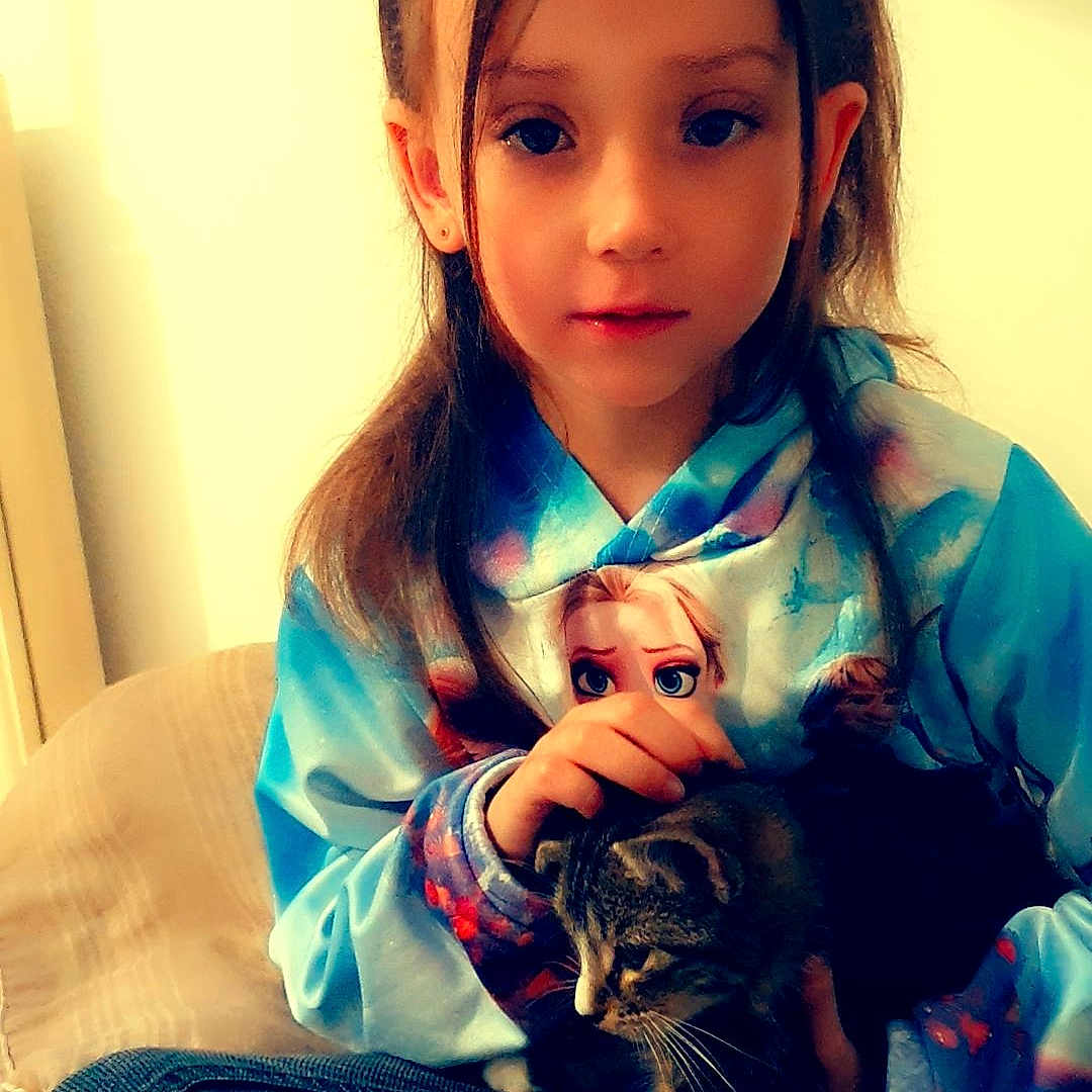 Chrystal participe au concours pour gagner de l'argent avec cette photo : animal, canine, child, clothing, coat, couch, dog, face, female, furniture, girl, head, jacket, jeans, pants, person, pet, photography, portrait, puppy