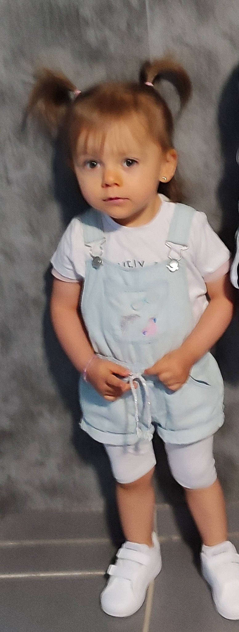 Lizzie participe au concours pour gagner de l'argent avec cette photo : arm, baby_toddler_clothing, cheek, chin, collar, eyelash, fashion, gesture, happy, joint, lip, neck, nose, person, pink, product, skin, sleeve, t_shirt, toddler