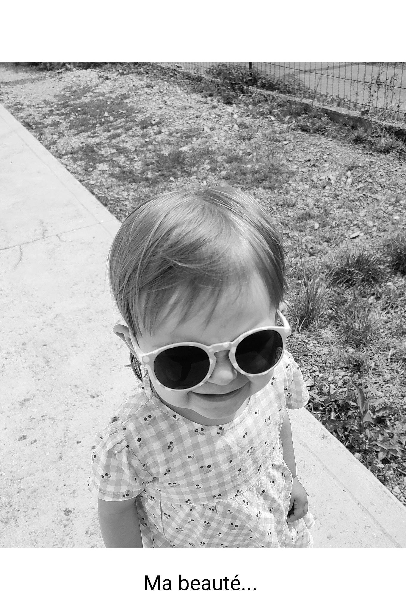 Lizzie a rejoint le concours — aidez-le/la à gagner de superbes lots ! black, black_and_white, eyewear, face, facial_expression, glasses, goggles, grey, hairstyle, happy, human, mammal, person, sleeve, smile, standing, style, sunglasses, vertebrate, vision_care