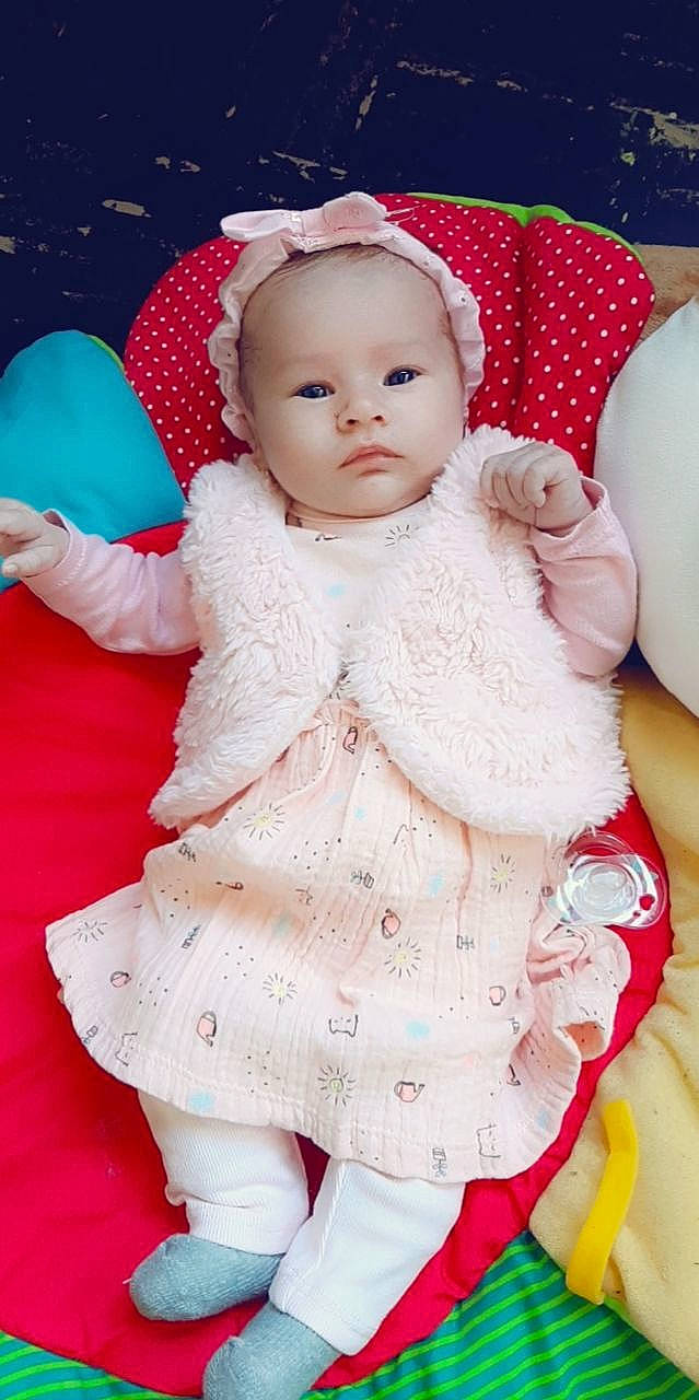 Yvana a rejoint le concours — aidez-le/la à gagner de superbes lots ! arm, baby, baby_toddler_clothing, cheek, dress, eye, facial_expression, finger, fur_clothing, hand, happy, human, linens, lip, nose, person, pink, skin, sleeve, toddler